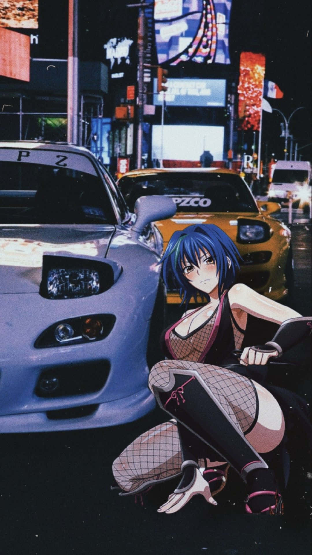 JDM iPhone 桌布 壁紙 — 一位藍髮動漫女孩穿著魚網襪，在夜晚霓虹燈照亮的城市街道旁蹲在一輛銀色跑車旁邊。