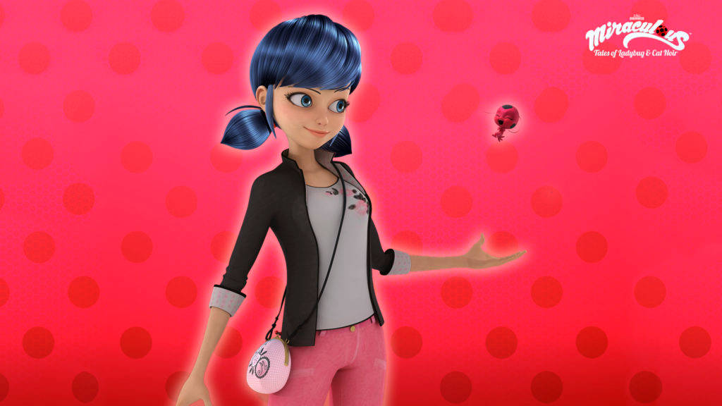 Marinette 桌布 壁紙 — 一位藍髮動漫女孩穿著黑色外套和粉紅色褲子，站在充滿活力的粉紅色圓點背景前，附近有一隻小紅瓢蟲漂浮著。