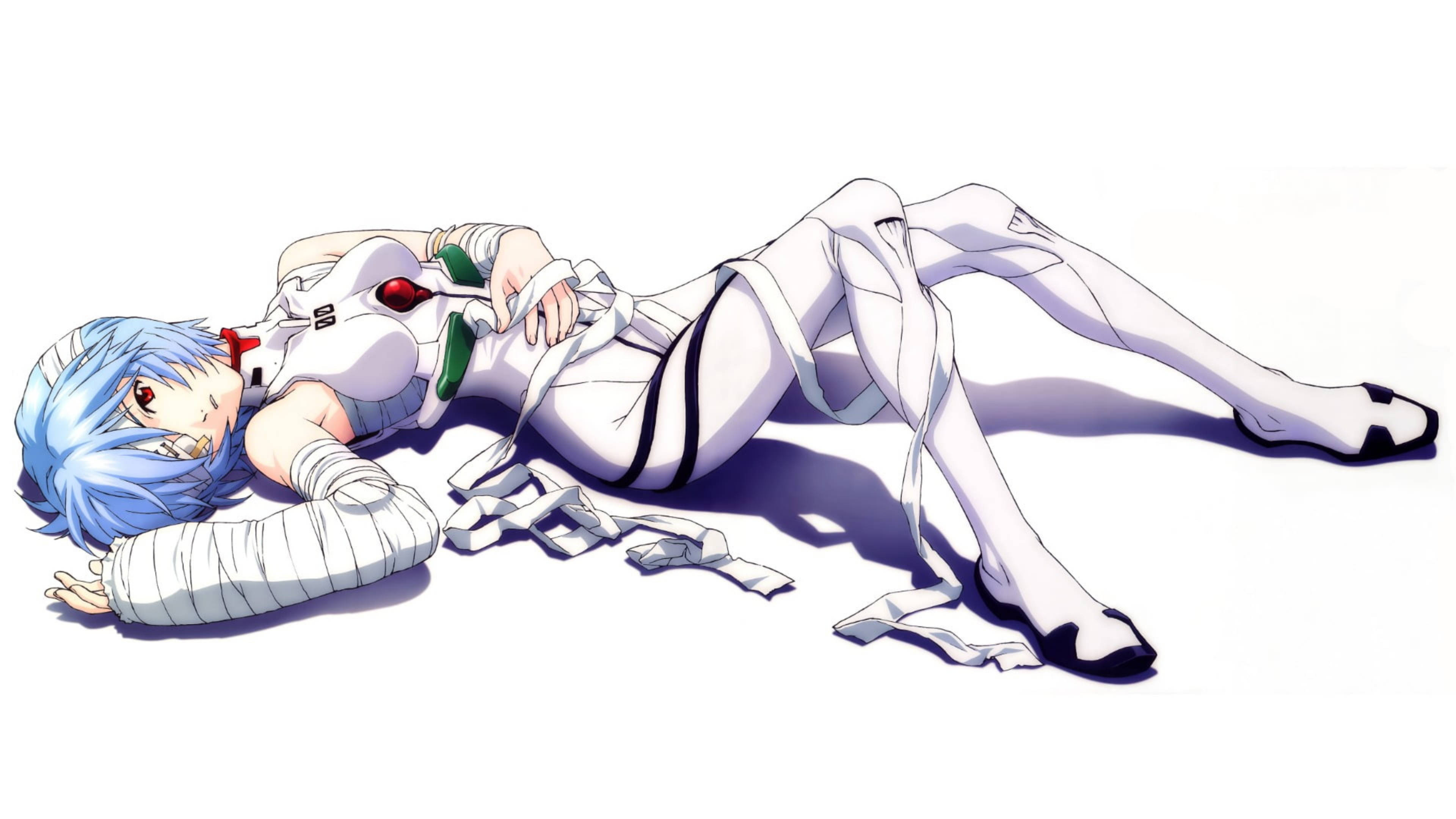 rei ayanami 桌布 壁紙 — 一位藍髮動漫女孩身穿白色服裝側躺，繃帶纏繞身體，背景為純白色。