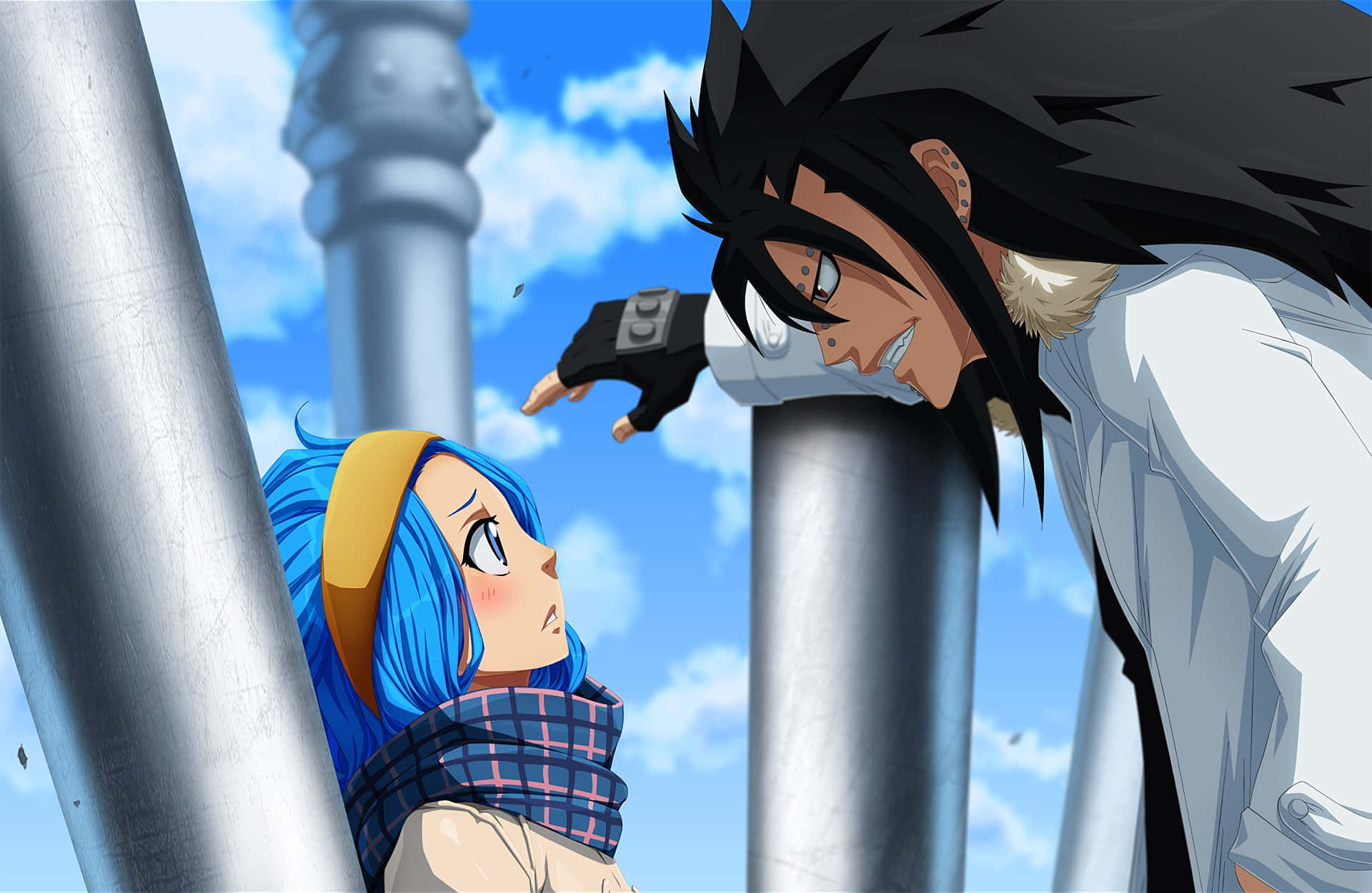 Gajeel Redfox 桌布 壁紙 — 一位藍髮動漫女孩驚訝地抬頭，看著一個黑髮男子在明亮的藍天下俯身於金屬柱子上。