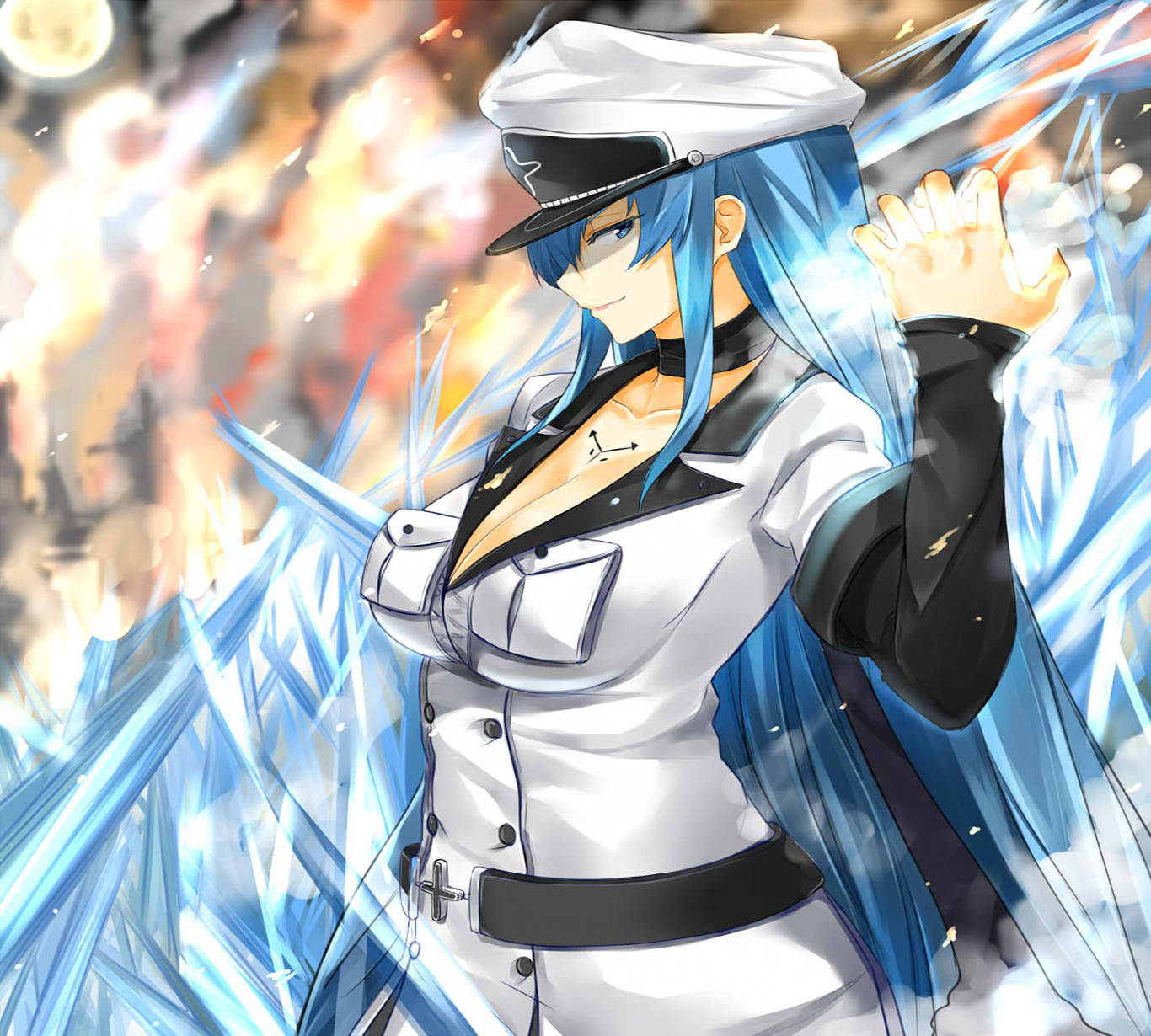 Esdeath 桌布 壁紙 — 一位藍髮動漫少女穿著白色制服，在火焰爆炸背景下揮舞著發光的冰晶。