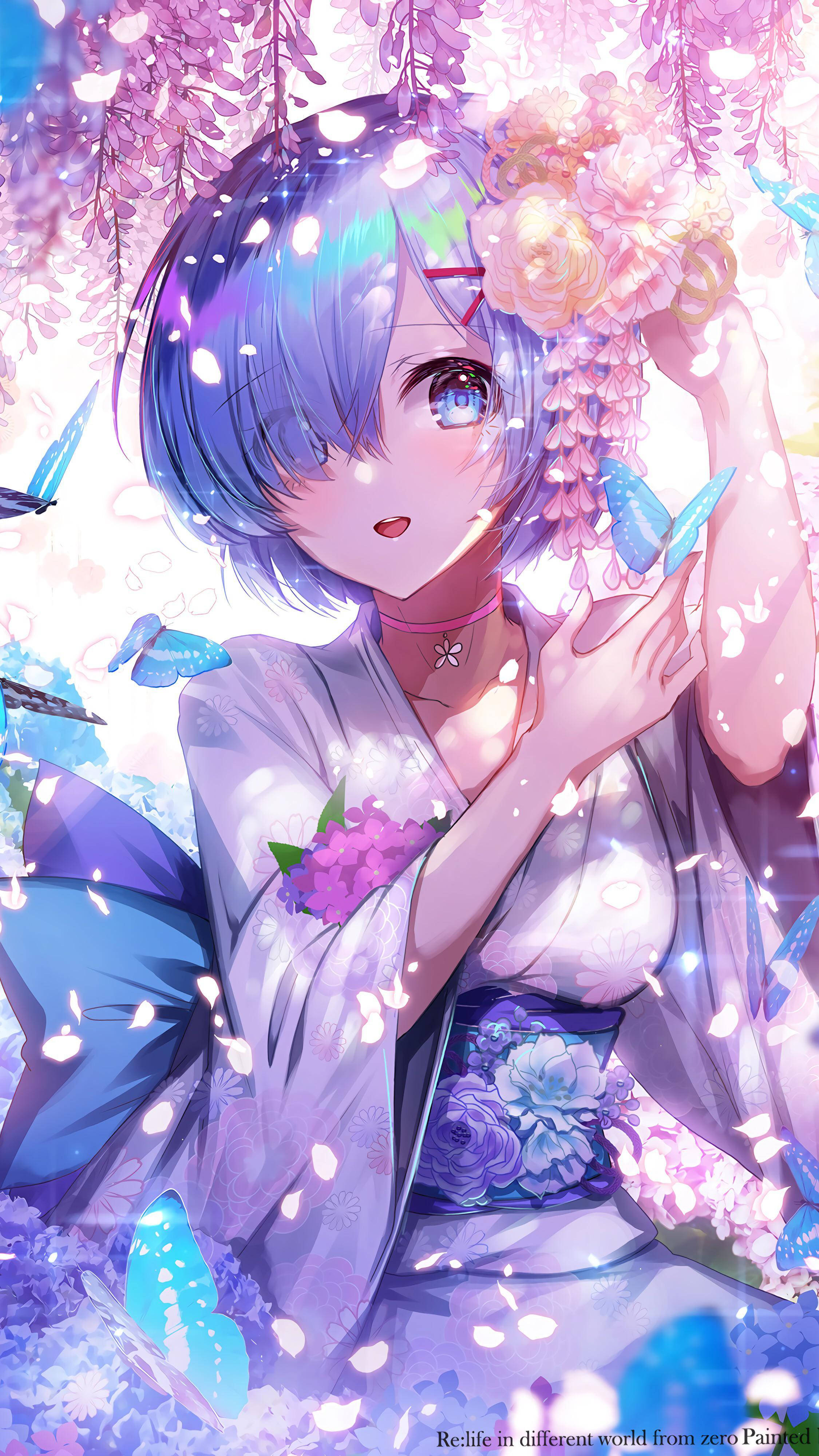 Rem 桌布 壁紙 — 一位藍髮動漫少女穿著花卉和服，在垂落的紫藤花下溫柔微笑，發光的蝴蝶在她周圍翩翩起舞。