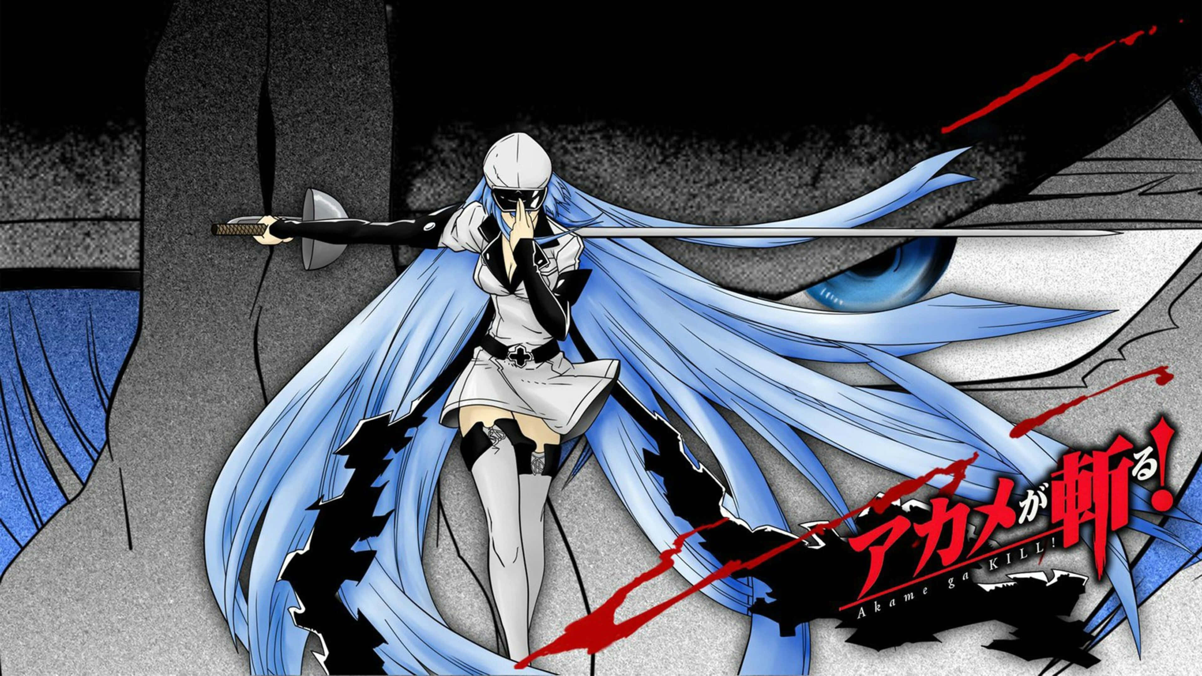 Akame Ga Kill 4K 桌布 壁紙 — 一位藍髮動漫少女身穿白色服裝，在黑暗粗糙的背景中揮舞著劍，背景有紅色血濺和日文字。