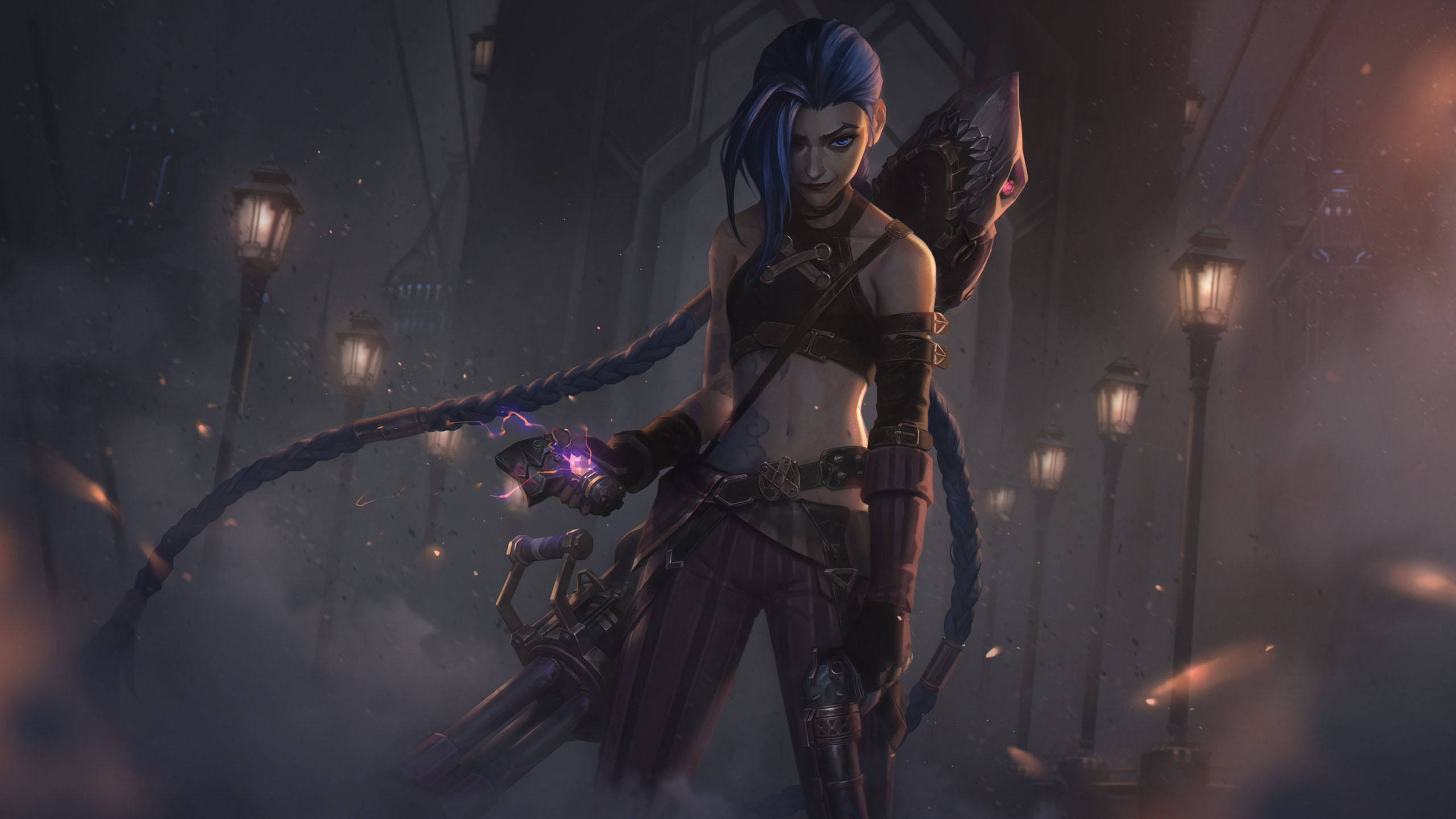 Jinx 桌布 壁紙 — 一位藍髮動漫戰士站在夜晚霧氣瀰漫的城市小巷中，在閃爍的燈籠下揮舞著發光的鞭子和大型武器。