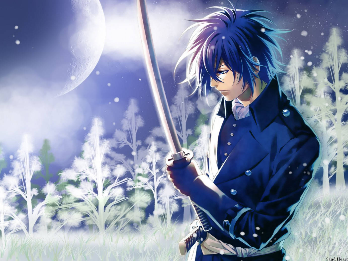Anime Blue Boy 桌布 壁紙 — 一位藍髮動漫戰士站在雪森林中，在發光的月亮下握著劍。