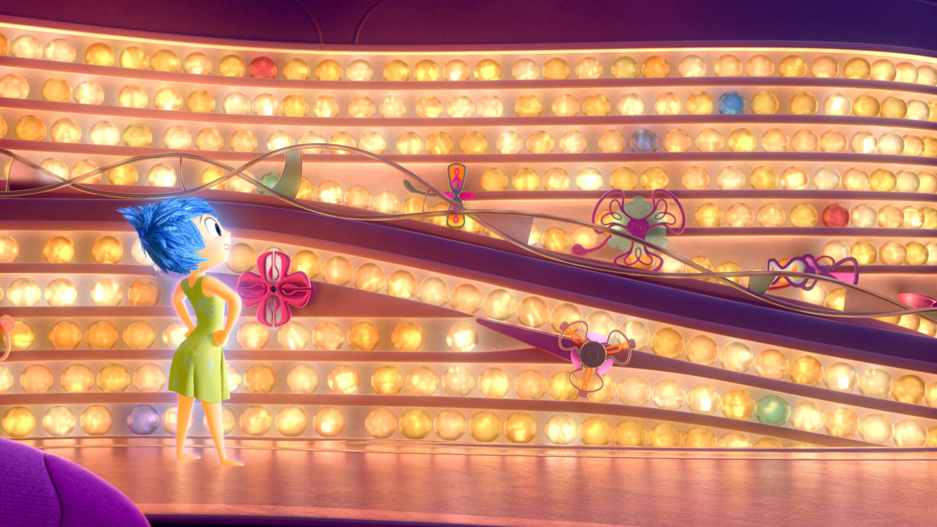 Joy Inside Out 桌布 壁紙 — 一位藍髮動畫女孩穿著綠色連衣裙，站在奇幻彎曲走廊中發光的黃色記憶球體前。