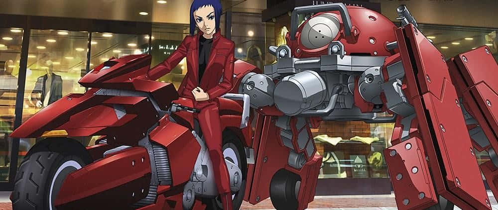 Ghost In The Shell Logicoma 桌布 壁紙 — 一位藍髮女性身穿紅色西裝，自信地坐在一輛紅色機車上，旁邊有一個相配的紅色機器人，背景是玻璃帷幕的都市環境。