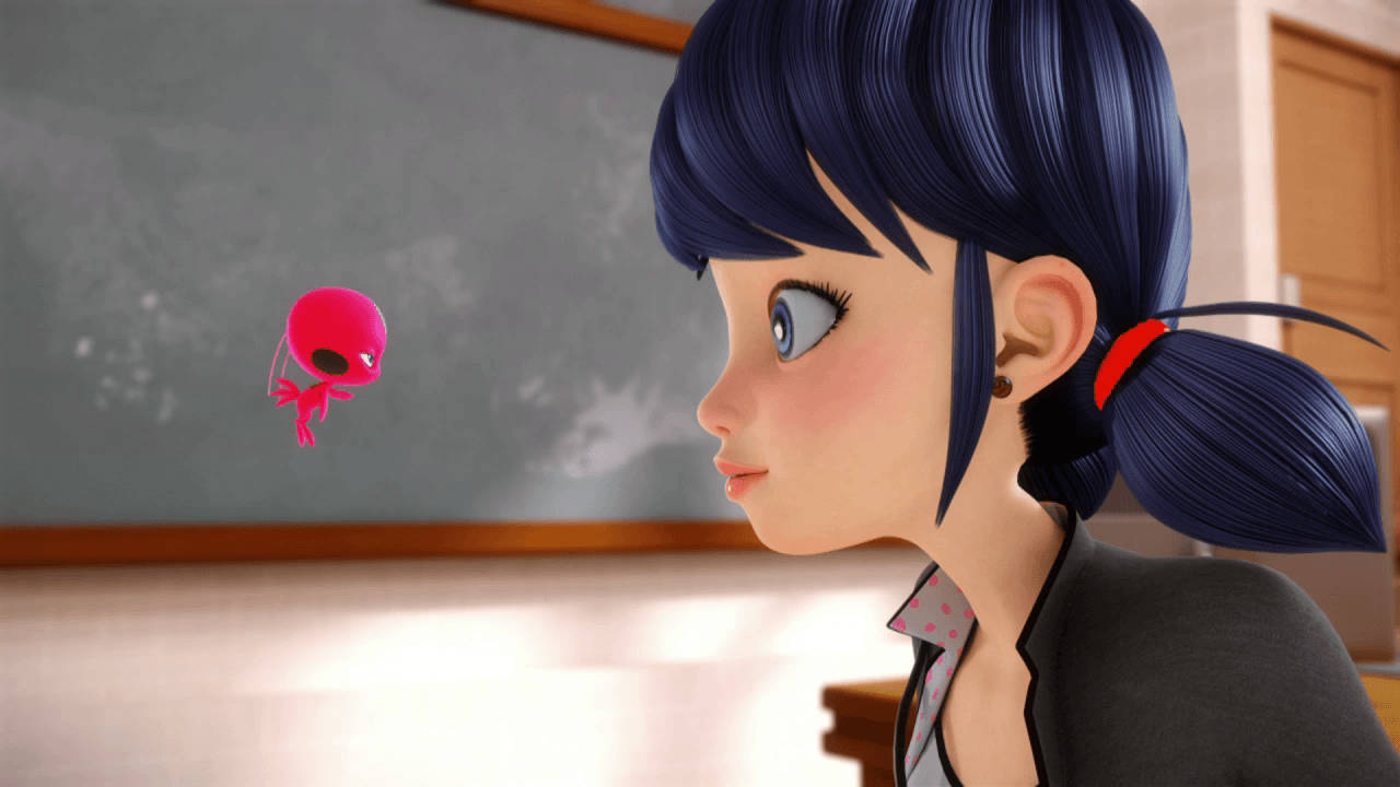 Marinette 桌布 壁紙 — 一位藍髮少女在教室裡凝視著一個漂浮的粉紅色外星生物。