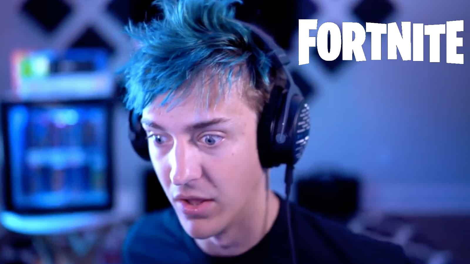 Ninja Fortnite 桌布 壁紙 — 一位藍髮年輕玩家戴著耳機，在藍色燈光下專注於《要塞英雄》遊戲畫面。
