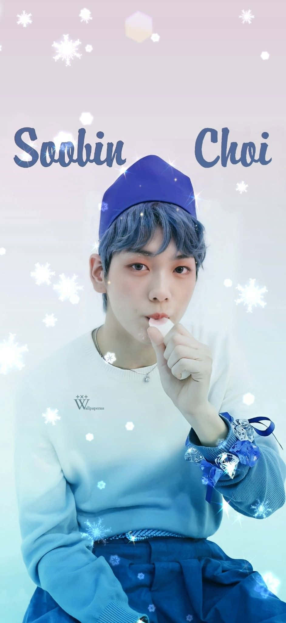 K-pop 桌布 壁紙 — 一位藍髮年輕男子戴著藍色帽子和穿著藍色毛衣，在飄雪背景下將白色物體靠近嘴唇。