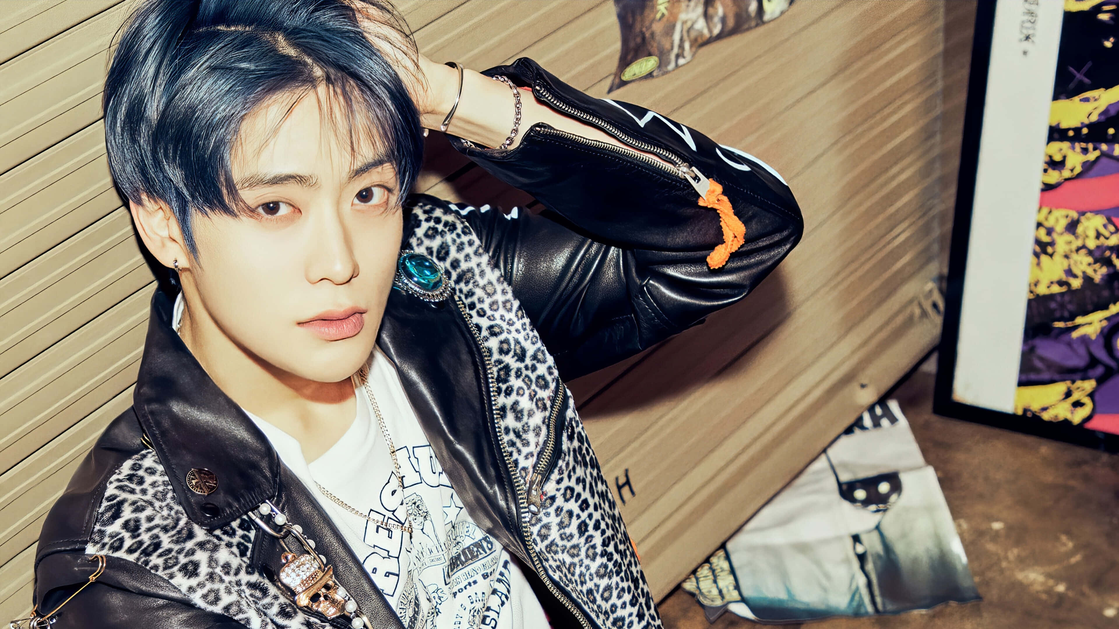 Kpop Aesthetic 桌布 壁紙 — 一位藍髮年輕男子自信地穿著豹紋皮夾克，靠著木牆擺姿勢。