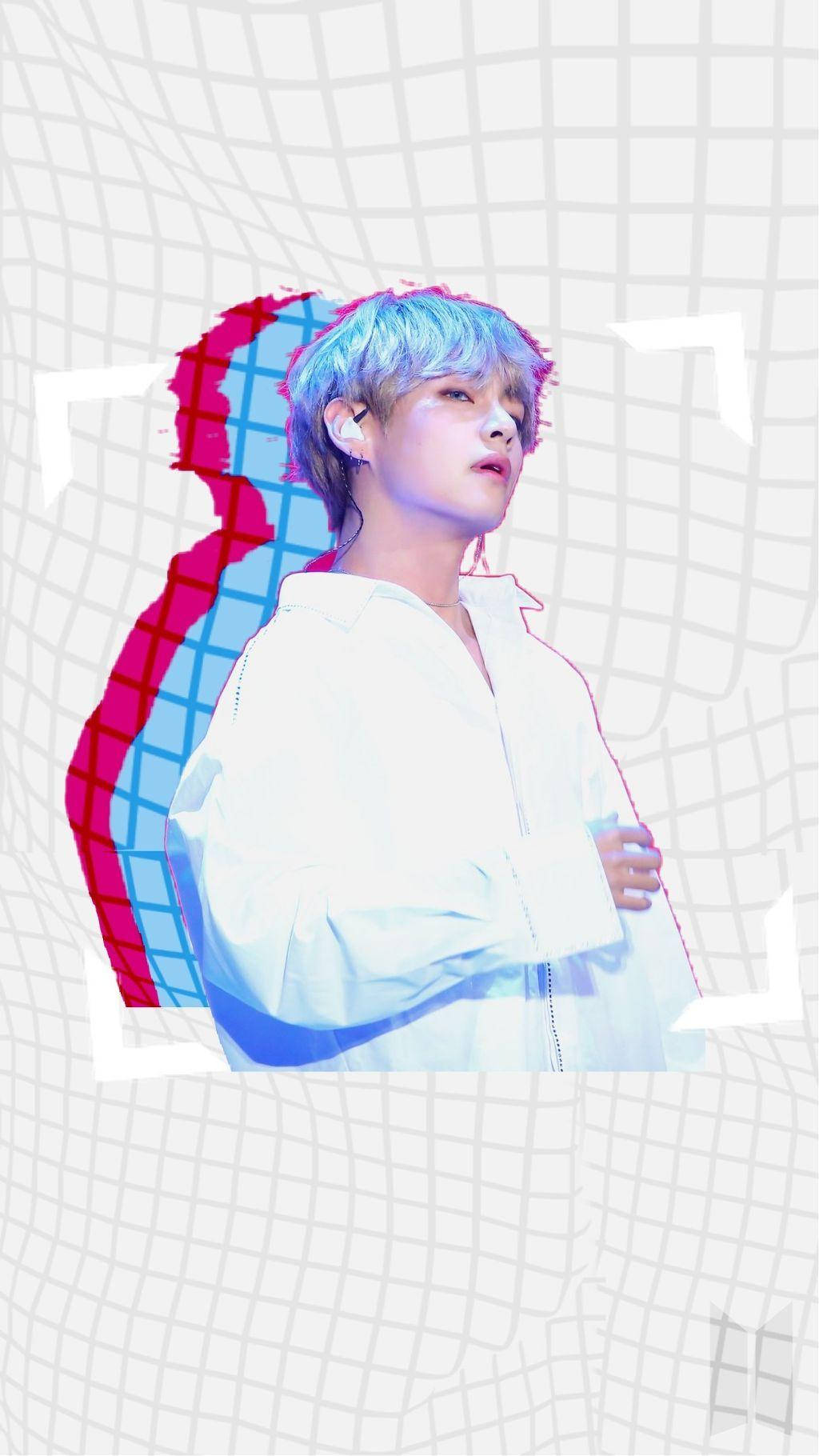 Taehyung Cute 桌布 壁紙 — 一位藍髮白外套的年輕男子站在網格背景前，帶有鮮豔的粉紅和藍色陰影效果。