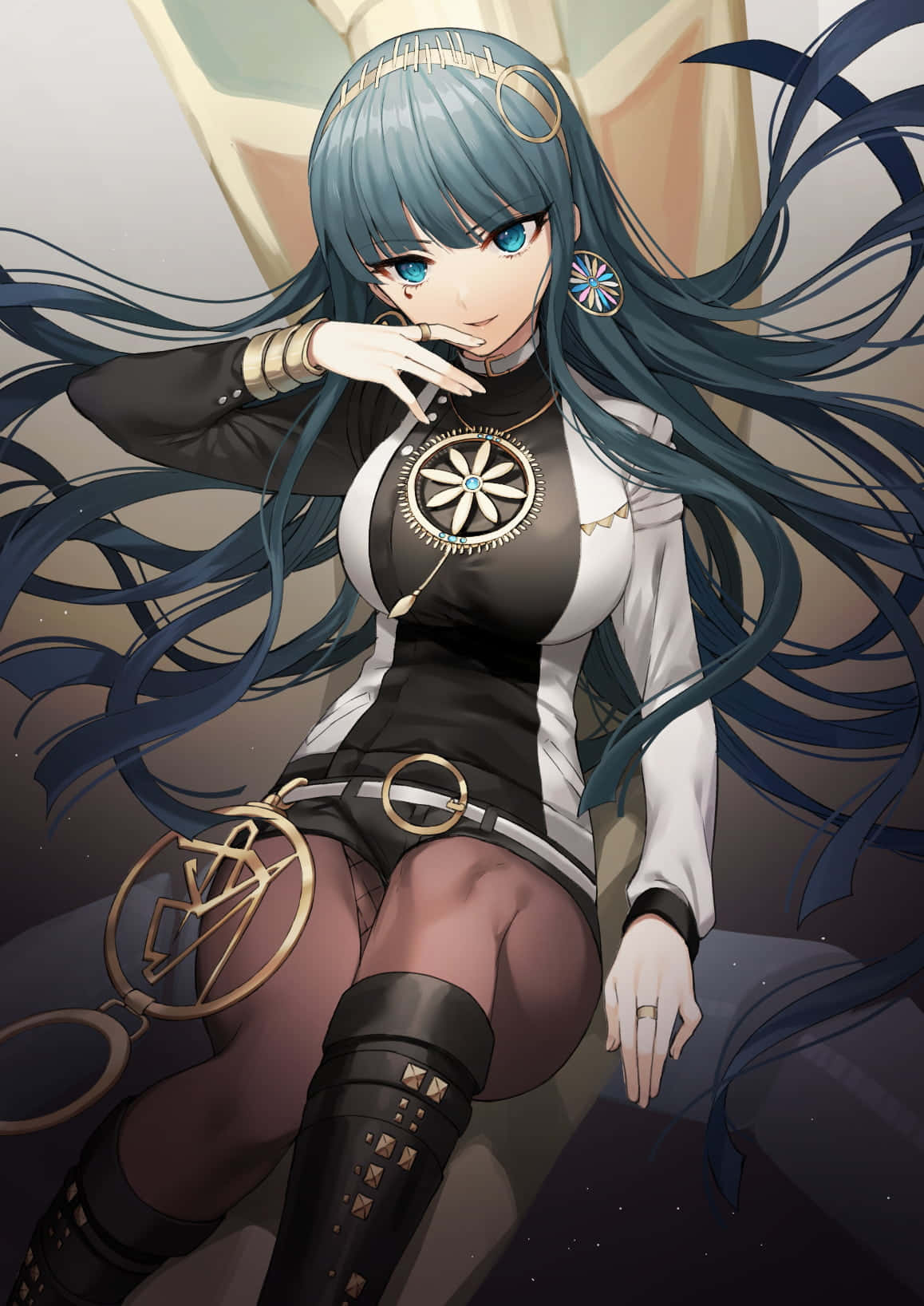 Fate/Grand Order 桌布 壁紙 — 一位藍髮藍眼的動漫女孩自信地坐著，長髮飄逸，飾有金色飾品和胸前的星星標誌。