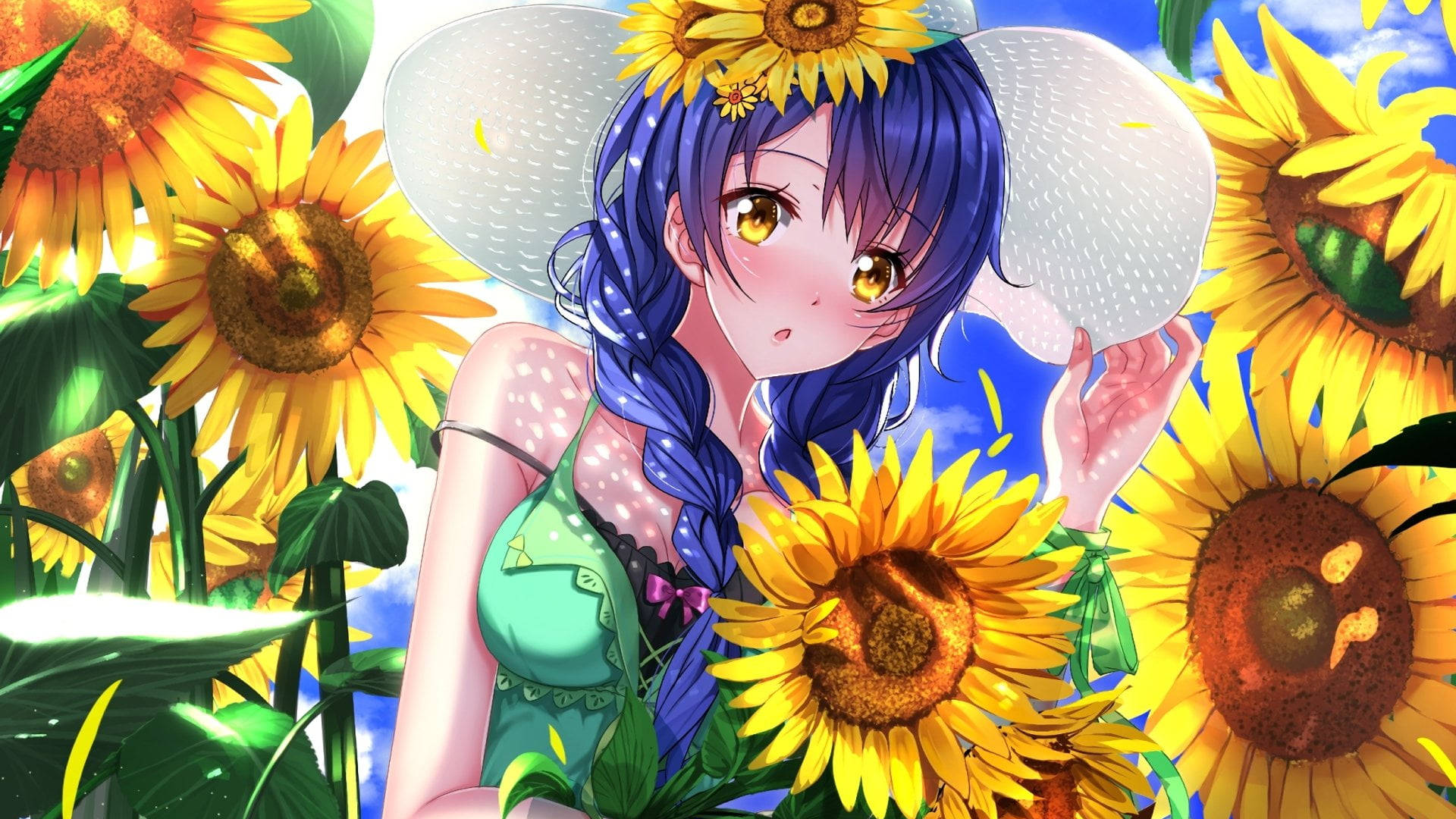 動漫女孩 桌布 壁紙 — 一位藍髮金眼的動漫女孩，戴著向日葵花環，穿著綠色連衣裙，在明亮的藍天下被巨大的向日葵包圍。