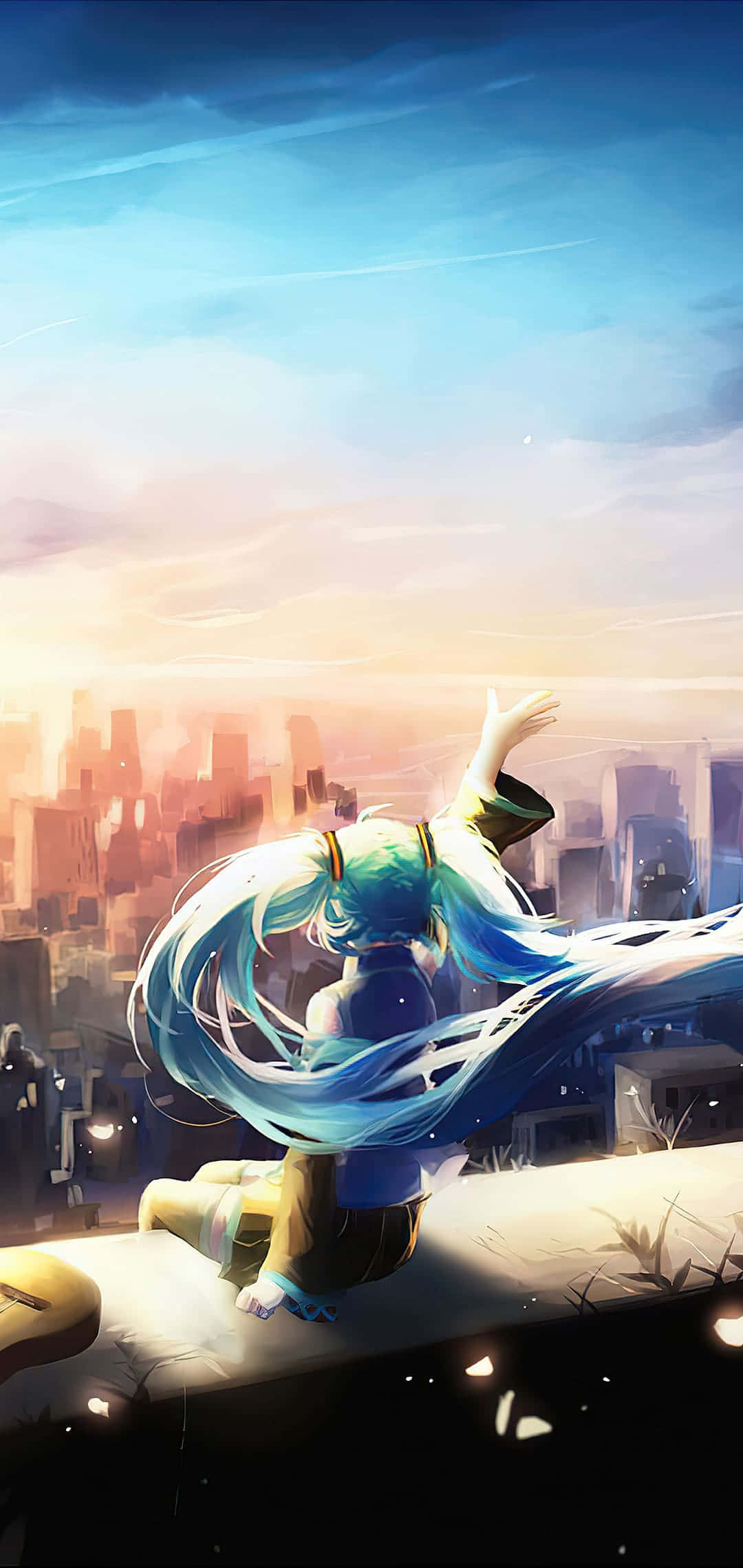 Vocaloid 桌布 壁紙 — 一位藍髮飄逸的動漫女孩坐在屋頂上，俯瞰著日落時分閃閃發光的城市景觀。