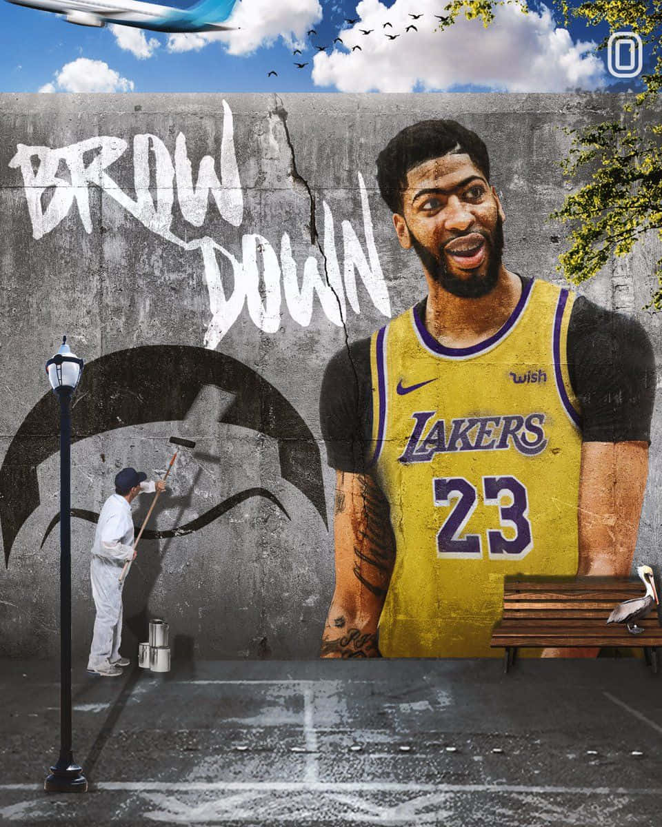Anthony Davis 桌布 壁紙 — 一位街頭藝術家在裂開的混凝土牆上，在藍天飛鳥下，繪製身穿湖人球衣的籃球運動員安東尼·戴維斯的巨型壁畫。