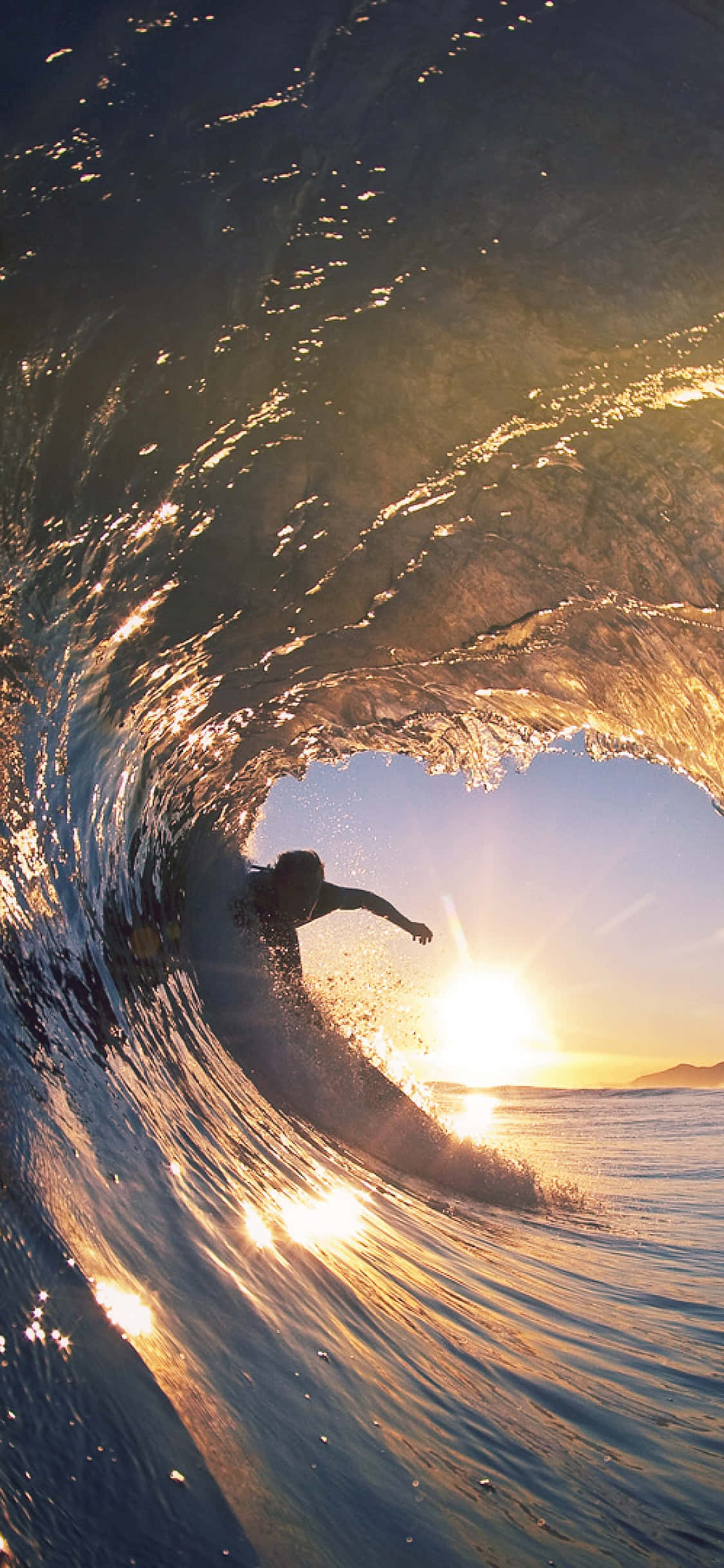 Surfing iPhone 桌布 壁紙 — 一位衝浪者在金色日落時分乘著海浪，陽光穿透捲曲的海水。
