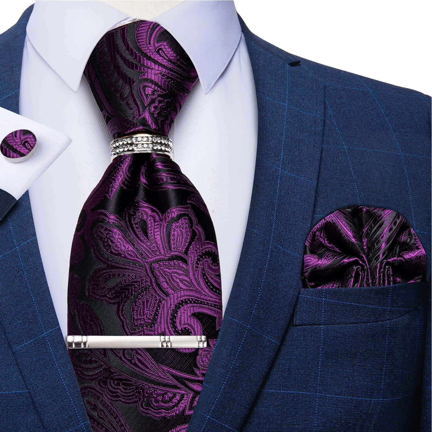 Purple Tie 桌布 壁紙 — 一位衣著講究的男士上半身特寫，身穿海軍藍格紋西裝、白襯衫，搭配一條充滿活力的紫色佩斯利領帶，以及相配的口袋方巾和袖扣。
