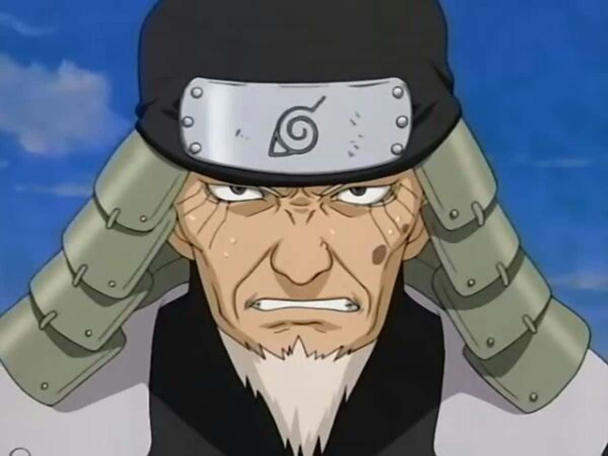 Third Hokage 桌布 壁紙 — 一位表情嚴肅的年長動畫忍者，戴著頭帶和盔甲，背景是藍天。