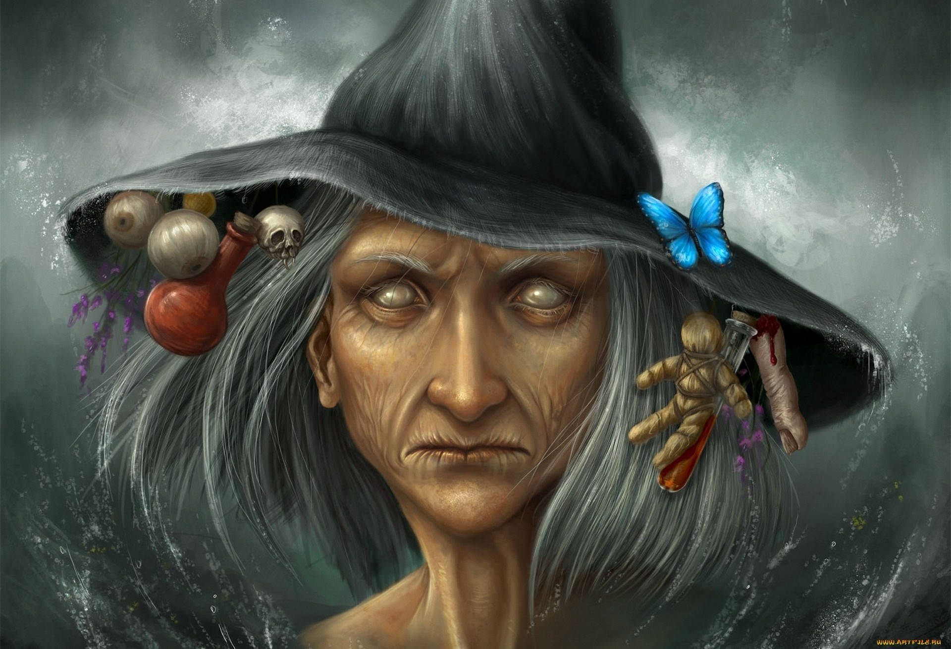 Witchy 桌布 壁紙 — 一位表情陰沉的老女巫，戴著一頂寬邊帽，帽子上裝飾著頭骨、藥瓶和一隻藍色蝴蝶，背景是暴風雨般的灰色。