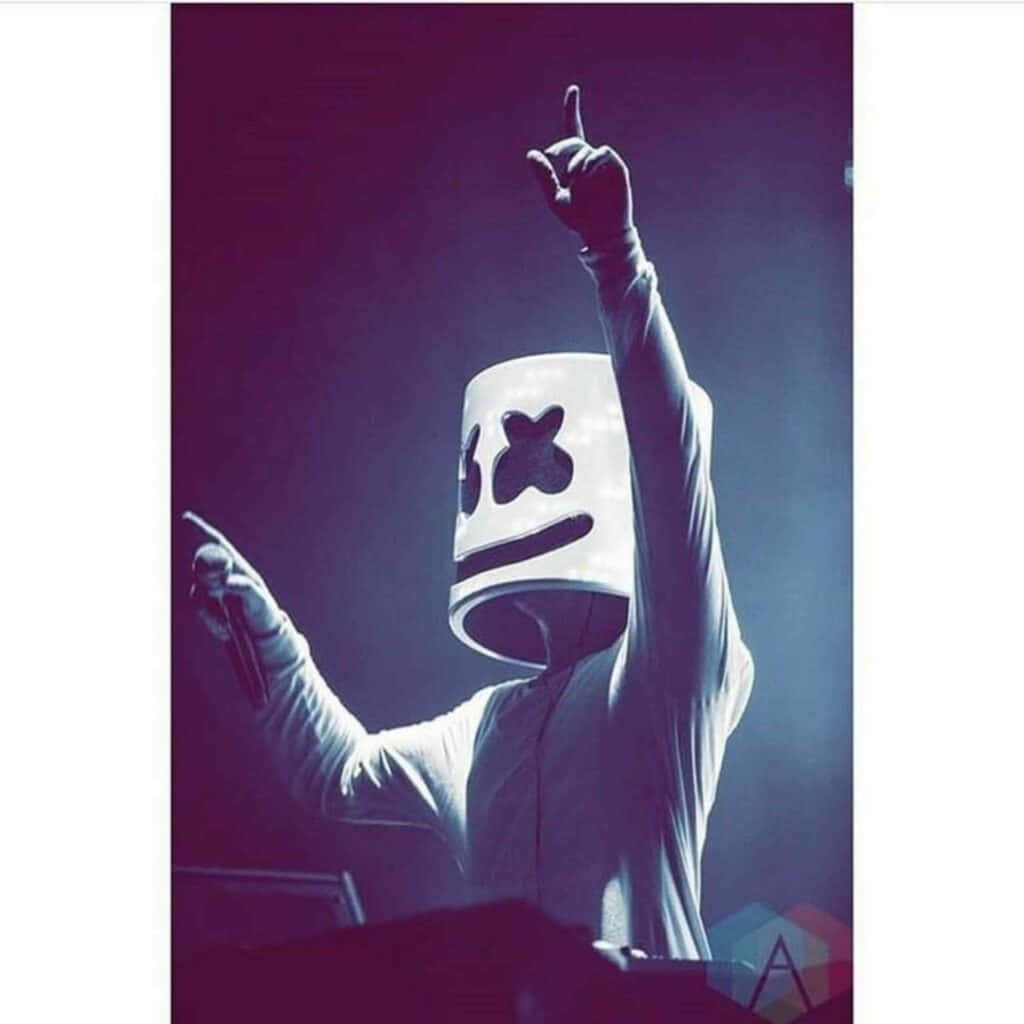 DJ Marshmello 在紫色燈光下舉起雙臂在舞台上表演。 — DJ GIF 壁紙
