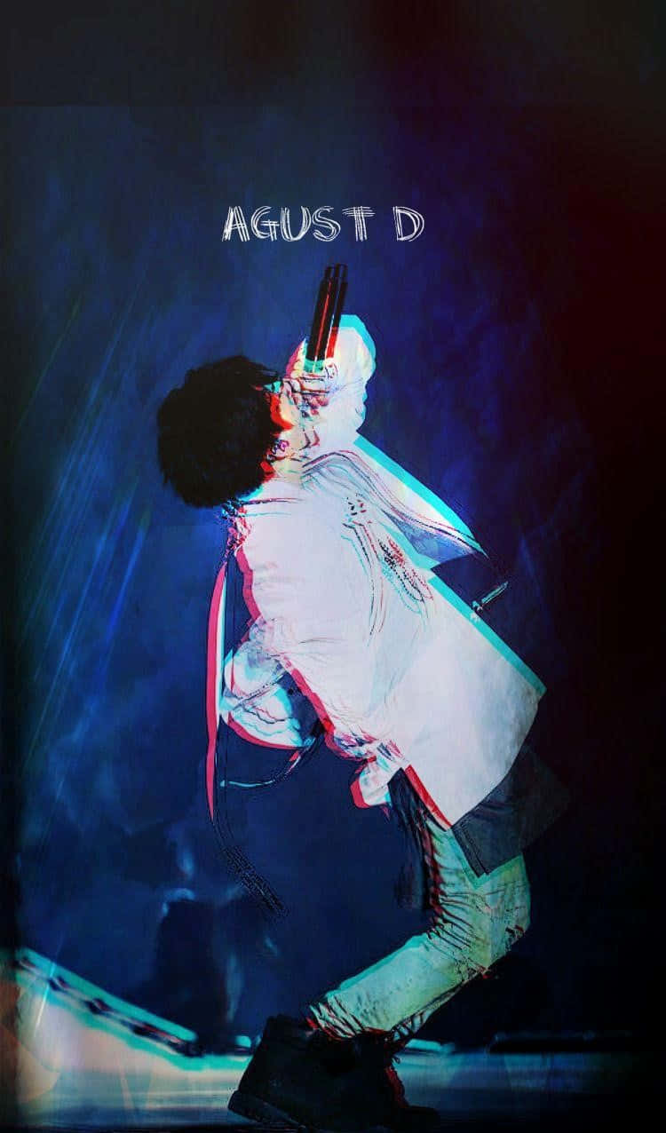 Agust D 桌布 壁紙 — 一位表演者擁有捲曲頭髮和白色外套，在藍色和紅色的舞台燈光下充滿活力地跳舞，上方有 'AGUST D' 文字。