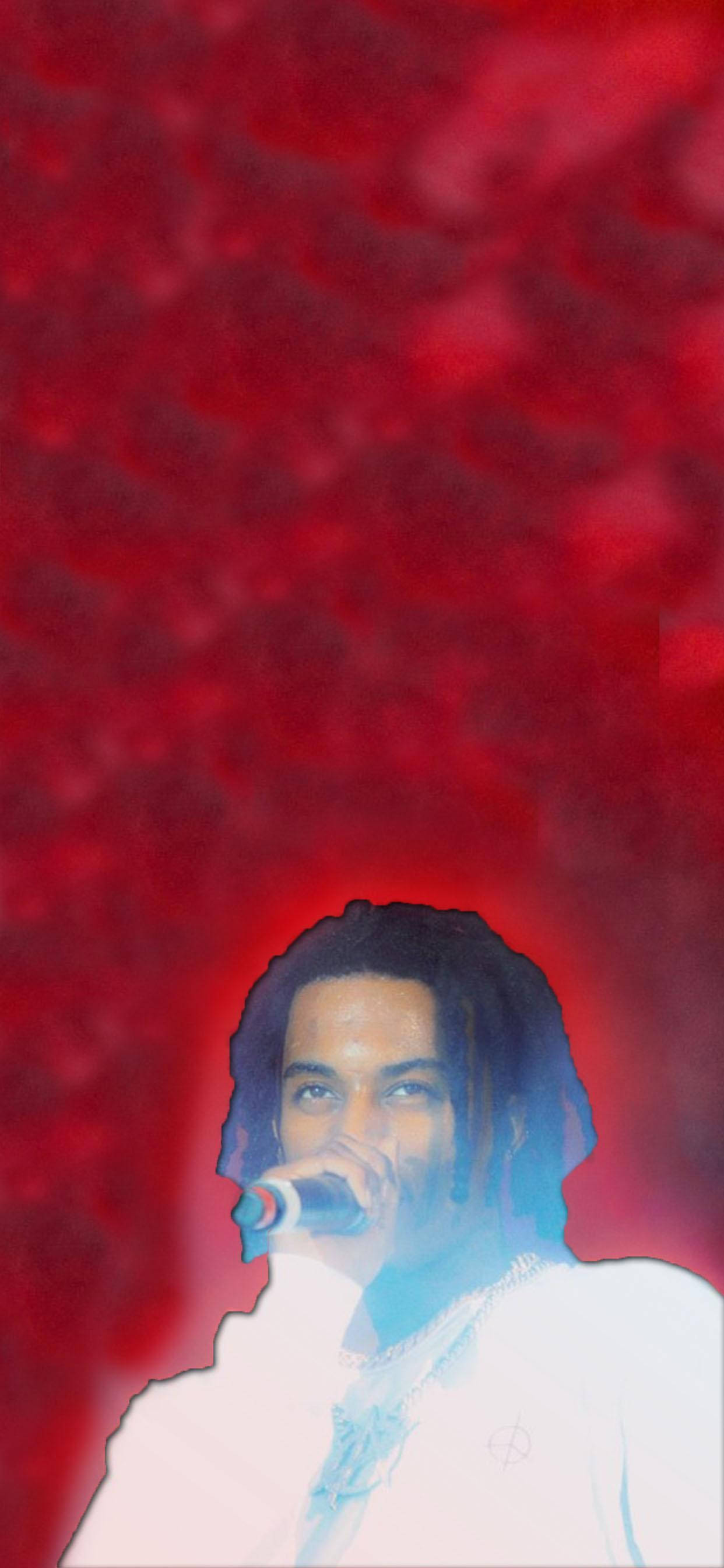 Red Smoke Effect 桌布 壁紙 — 一位表演者留著辮子，對著麥克風唱歌，背景是發光的紅色煙霧，藍色光勾勒出他們的輪廓。