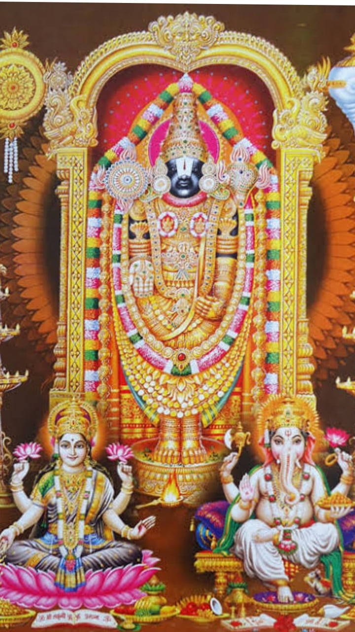 Hindu God 桌布 壁紙 — 一位裝飾華麗、多臂的印度教神祇坐在寶座上，兩側有兩位坐著手持蓮花的人物，全部位於華麗的金色拱門內。