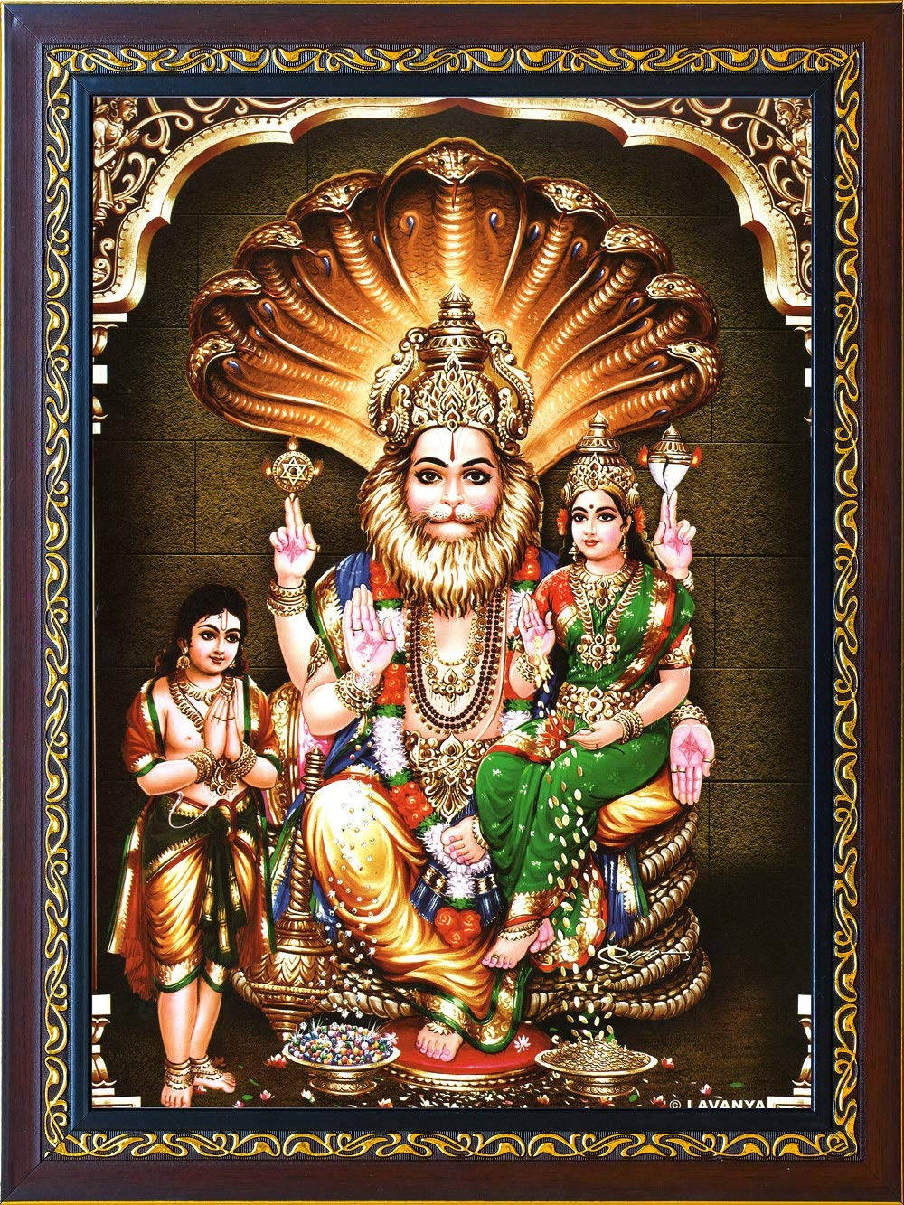 hindu iPhone 桌布 壁紙 — 一位裝飾華麗的印度教神祇，頭戴眼鏡蛇兜帽，威嚴地坐著，兩旁有兩位身穿華麗金色和綠色服飾的侍從。