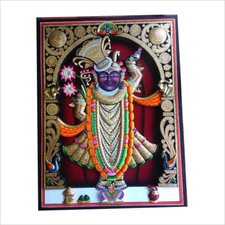 Shrinathji 桌布 壁紙 — 一位裝飾華麗的紫色神祇，佩戴金色飾物和花環，站在華麗的金色畫框內，背景是深紅色。
