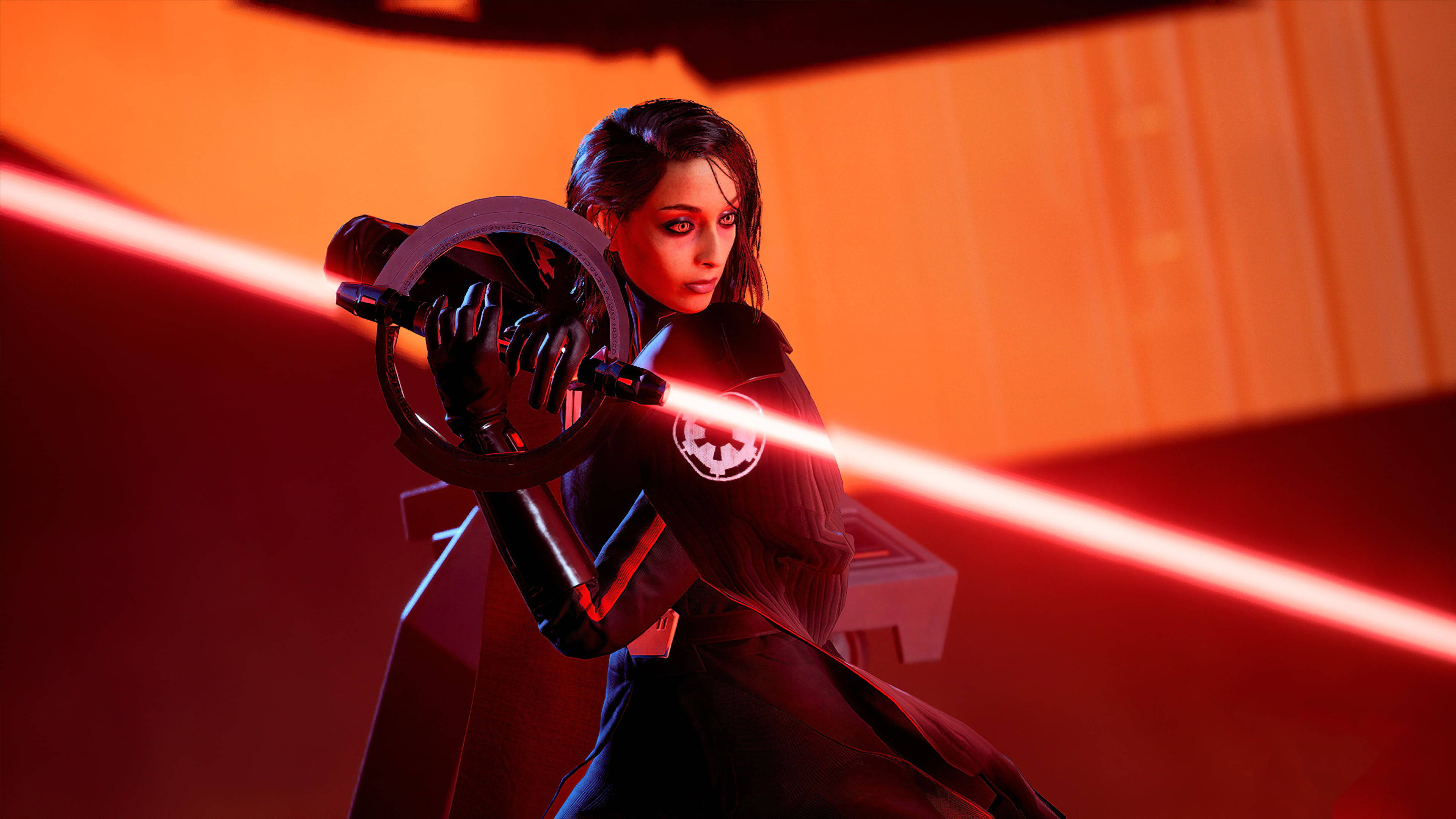 Star Wars Red 桌布 壁紙 — 一位角色扮演者在橙色和紅色發光的背景下，以戲劇性的姿勢揮舞著紅色光劍。