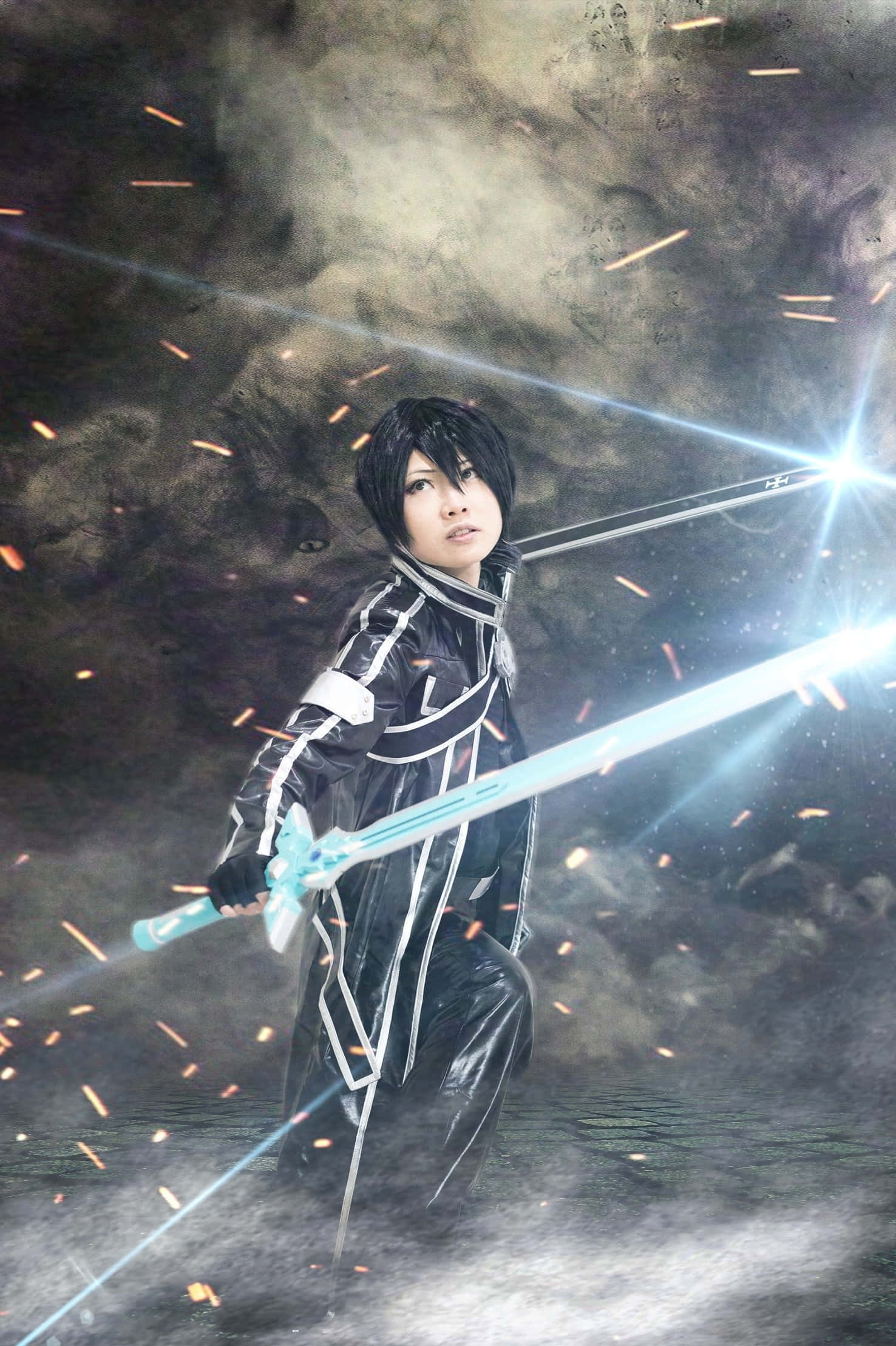 Sword Art Online Cosplay 桌布 壁紙 — 一位角色扮演者在火花和迷霧中揮舞發光的劍，背景是黑暗奇幻風格。