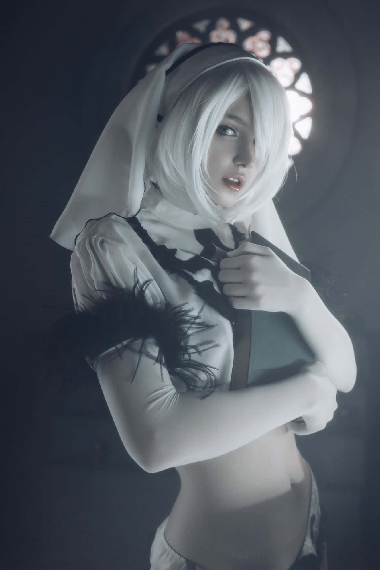 Gaming Cosplay 桌布 壁紙 — 一位角色扮演者身穿白色護士服，帶有黑色羽毛裝飾，在彩色玻璃窗下戲劇性地擺姿勢。