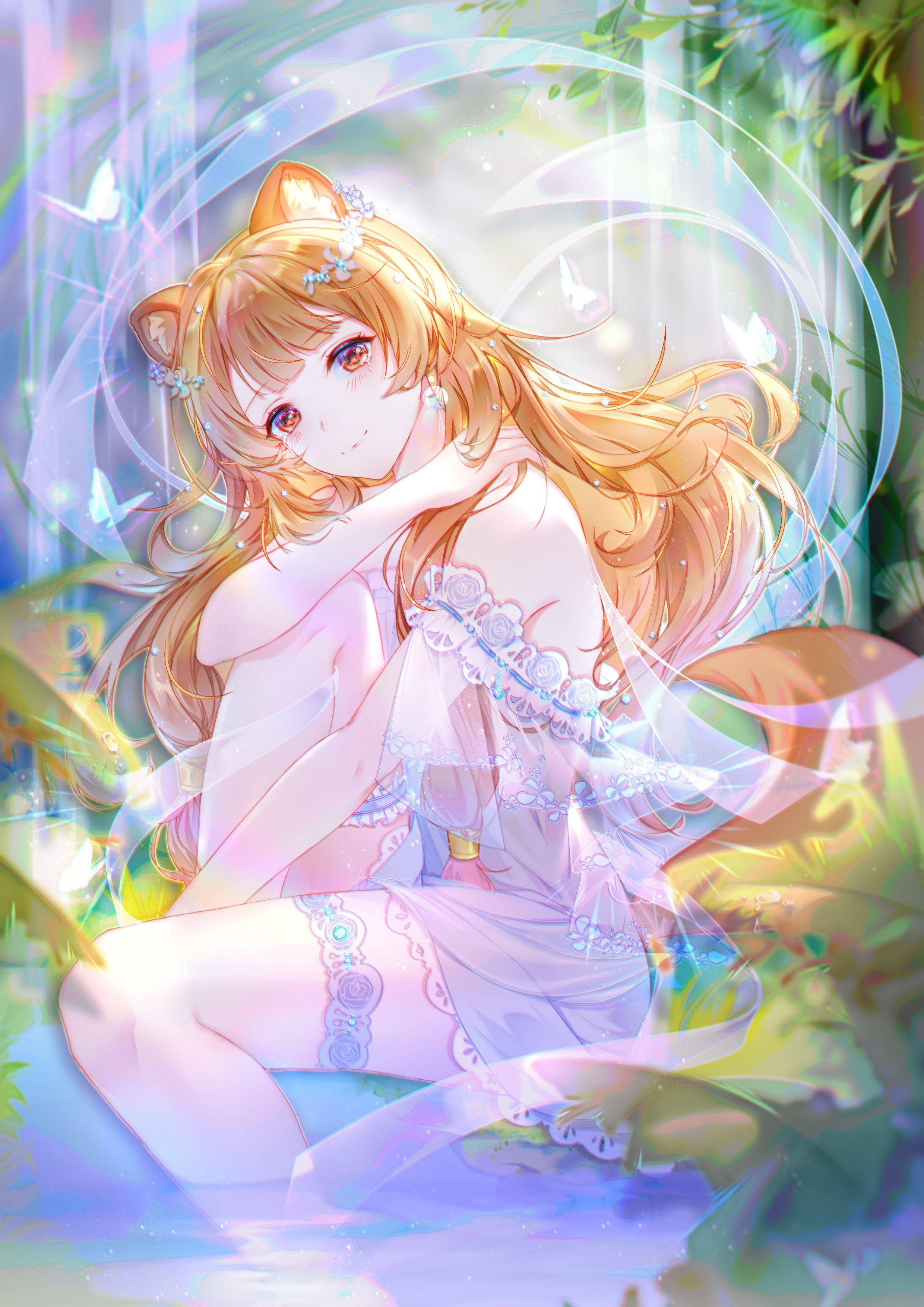 Raphtalia 桌布 壁紙 — 一位貓耳動漫少女穿著飄逸的白色連衣裙，優雅地坐在閃耀的森林中，周圍有蝴蝶和柔和的光線。