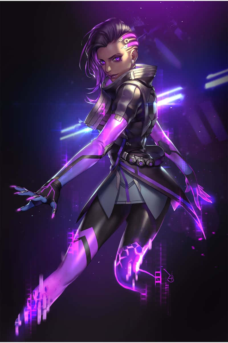 Overwatch Sombra 桌布 壁紙 — 一位賽博龐克女性戰士，四肢流動著發光的紫色能量，背景是黑暗的數位城市景觀。