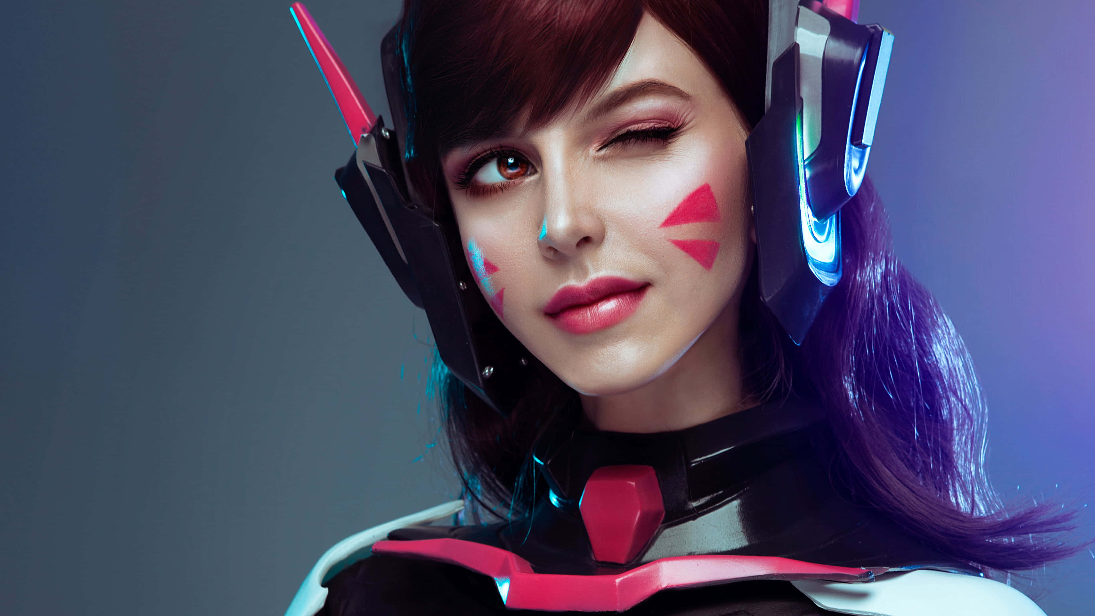 Gaming Cosplay 桌布 壁紙 — 一位賽博龐克女玩家，戴著發光耳機和霓虹臉部彩繪，在深色漸變背景前自信地擺姿勢。