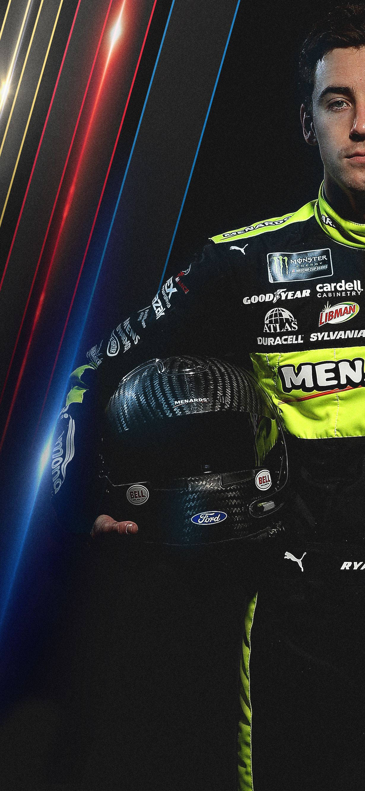 Ryan Blaney 桌布 壁紙 — 一位賽車手身穿螢光黃色和黑色賽車服，在黑暗背景中手持碳纖維頭盔，背景有發光的紅色、藍色和黃色光條。