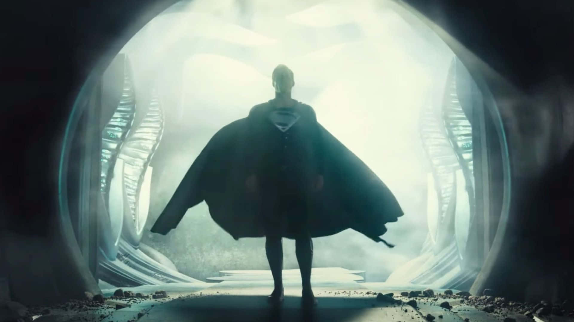 Zack Snyders Justice League 桌布 壁紙 — 一位超級英雄以剪影形式站在發光的圓形門口，背後是未來主義建築。