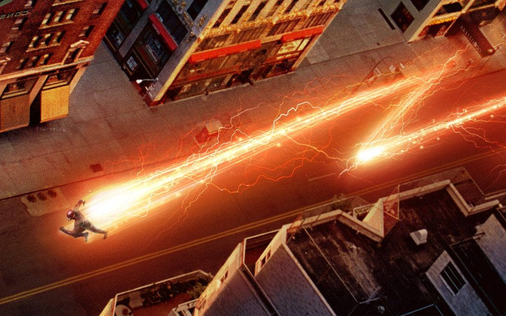 the flash 4K 桌布 壁紙 — 一位超級英雄在夜間穿梭於城市街道，留下熾熱的橙色能量痕跡。