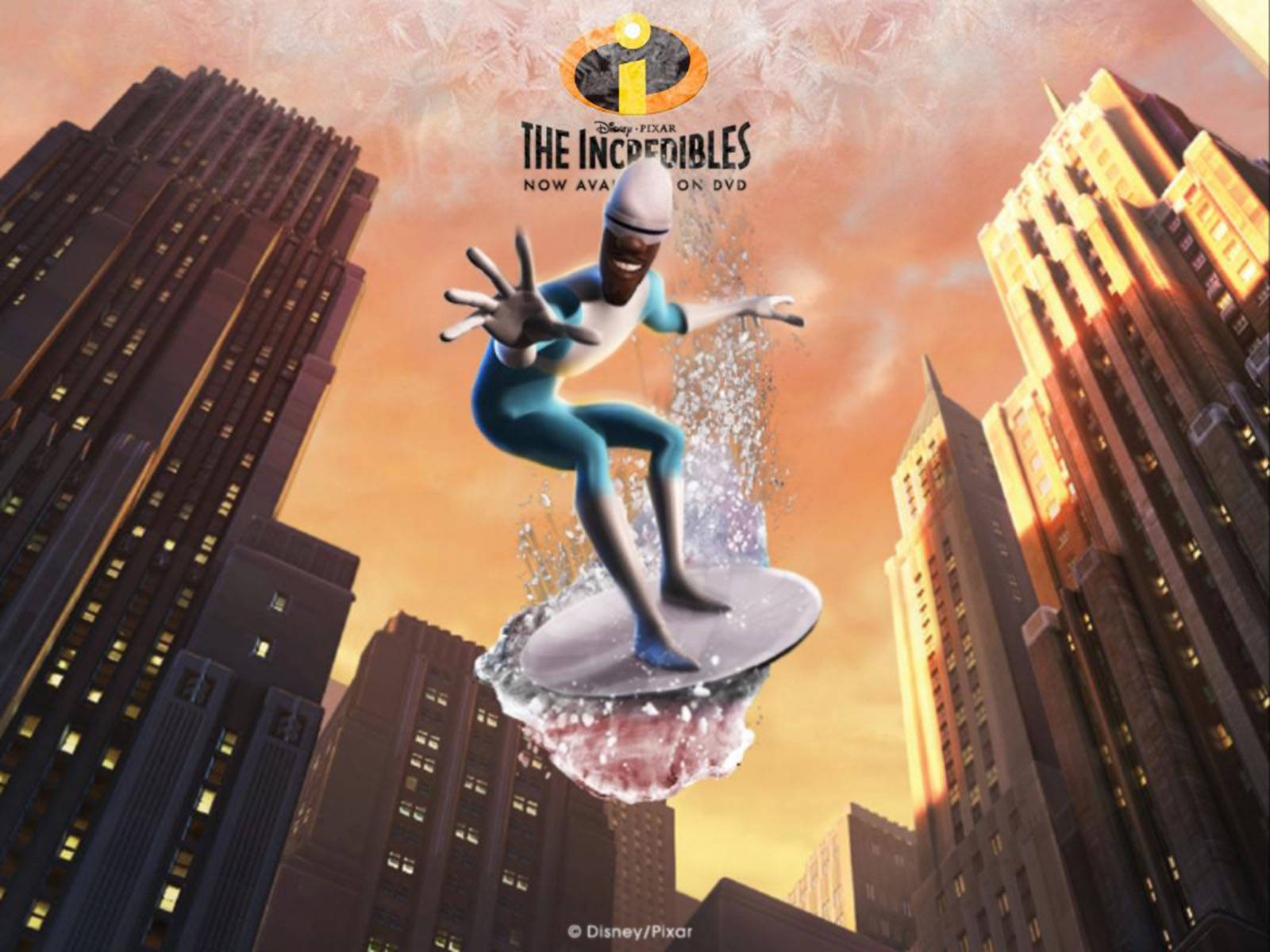 Frozone 桌布 壁紙 — 一位超級英雄在日落時分於高聳的城市摩天大樓之間衝浪。