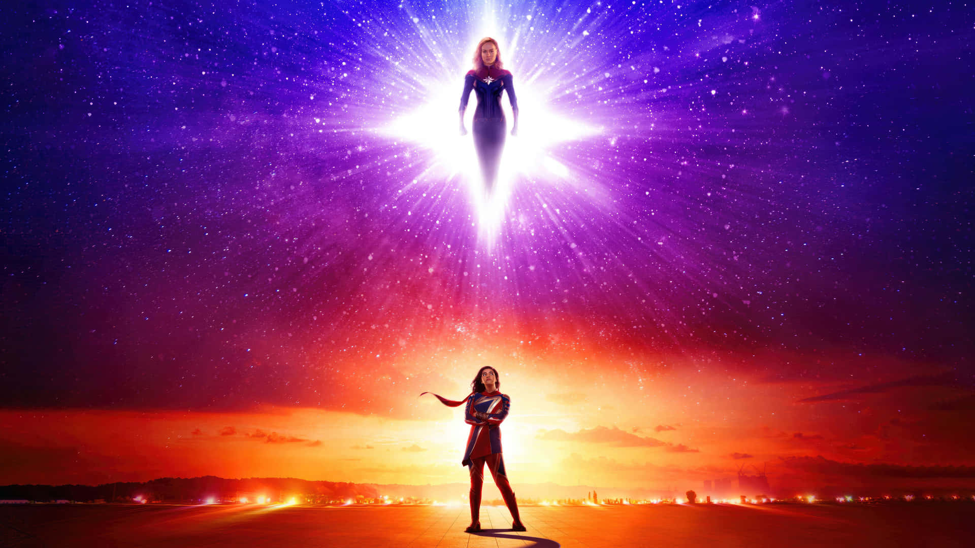 Captain Marvel HD 桌布 壁紙 — 一位超級英雄站在發光的跑道上，而一個光芒四射的宇宙人物從充滿星爆的紫色和橙色天空中降臨。