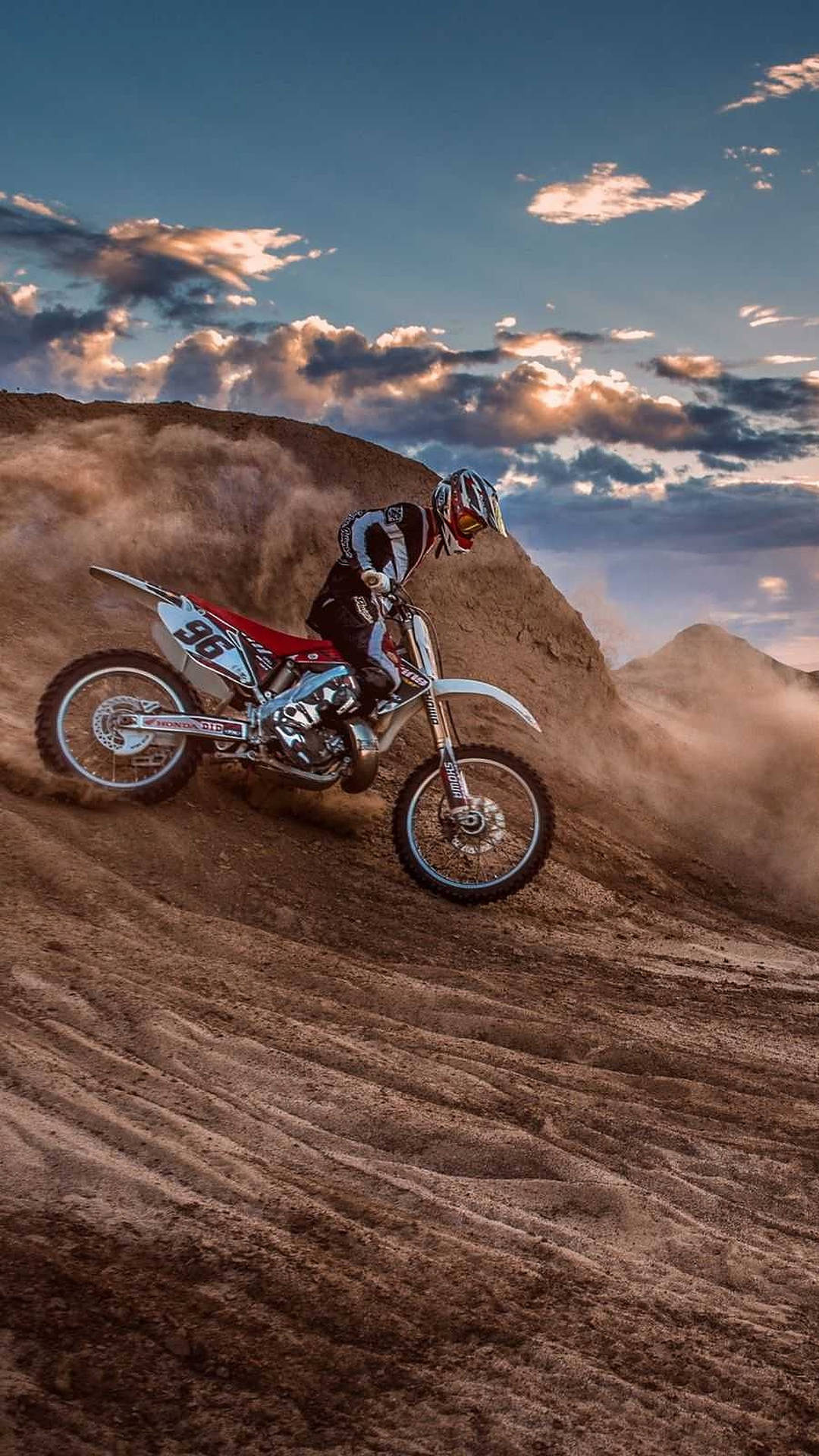 越野摩托車手在日落時分在泥徑上飛馳 — 越野摩托車 壁紙