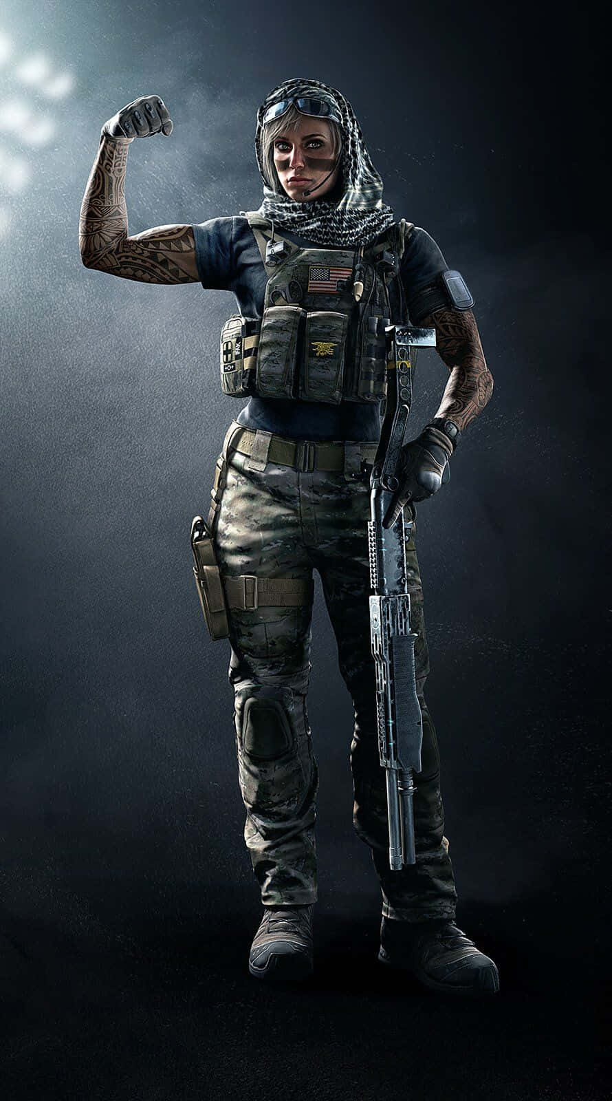 Rainbow Six Siege Valkyrie 桌布 壁紙 — 一位身上有大量刺青的女兵，身穿戰術裝備，在戲劇性的聚光燈下握著步槍，繃緊二頭肌。
