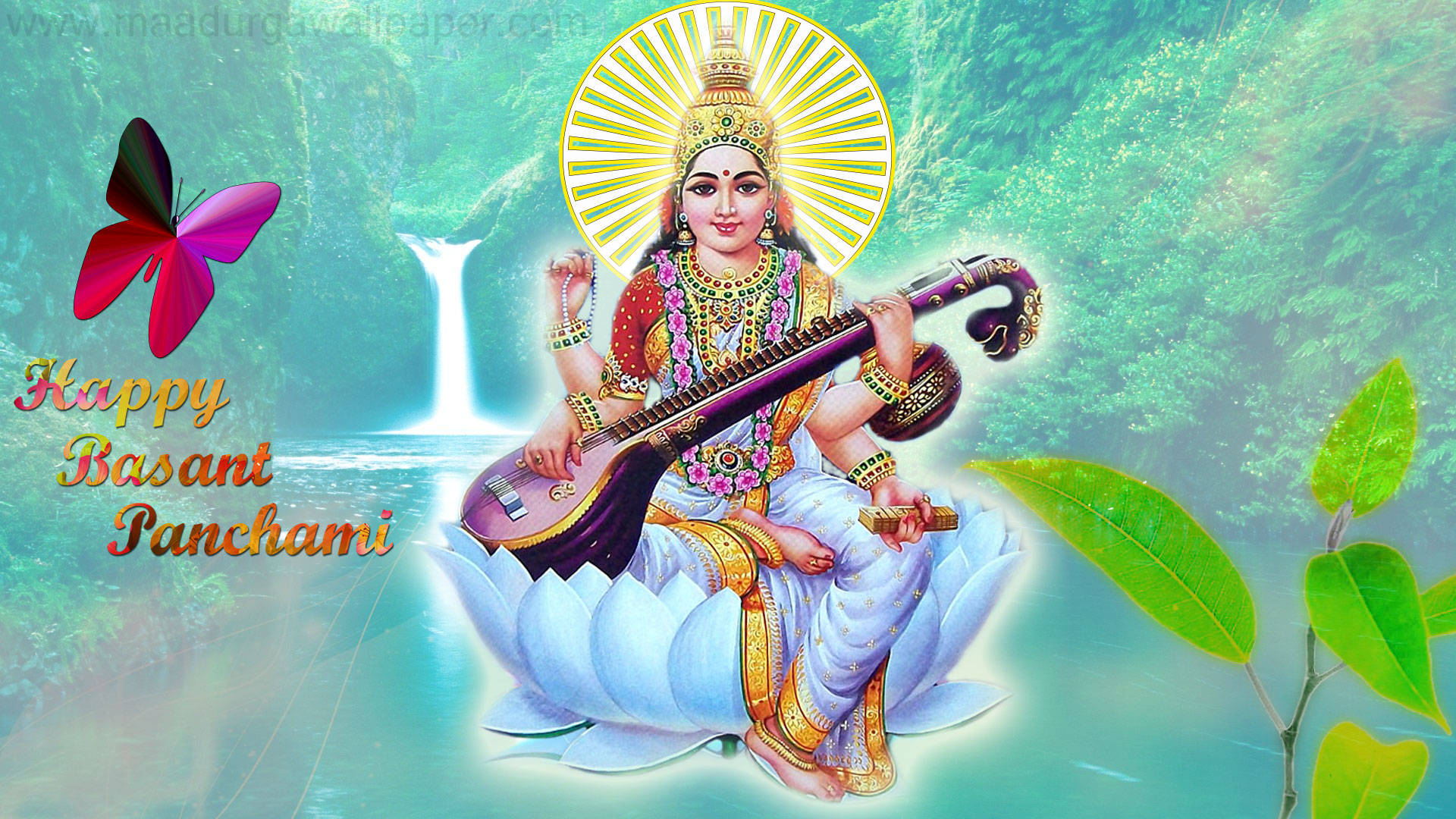 Saraswati Mata 桌布 壁紙 — 一位身披金紅色的神聖女神優雅地坐在白色蓮花上，手持西塔琴，身後散發著光環，背景是鬱鬱蔥蔥的綠色森林和瀑布。