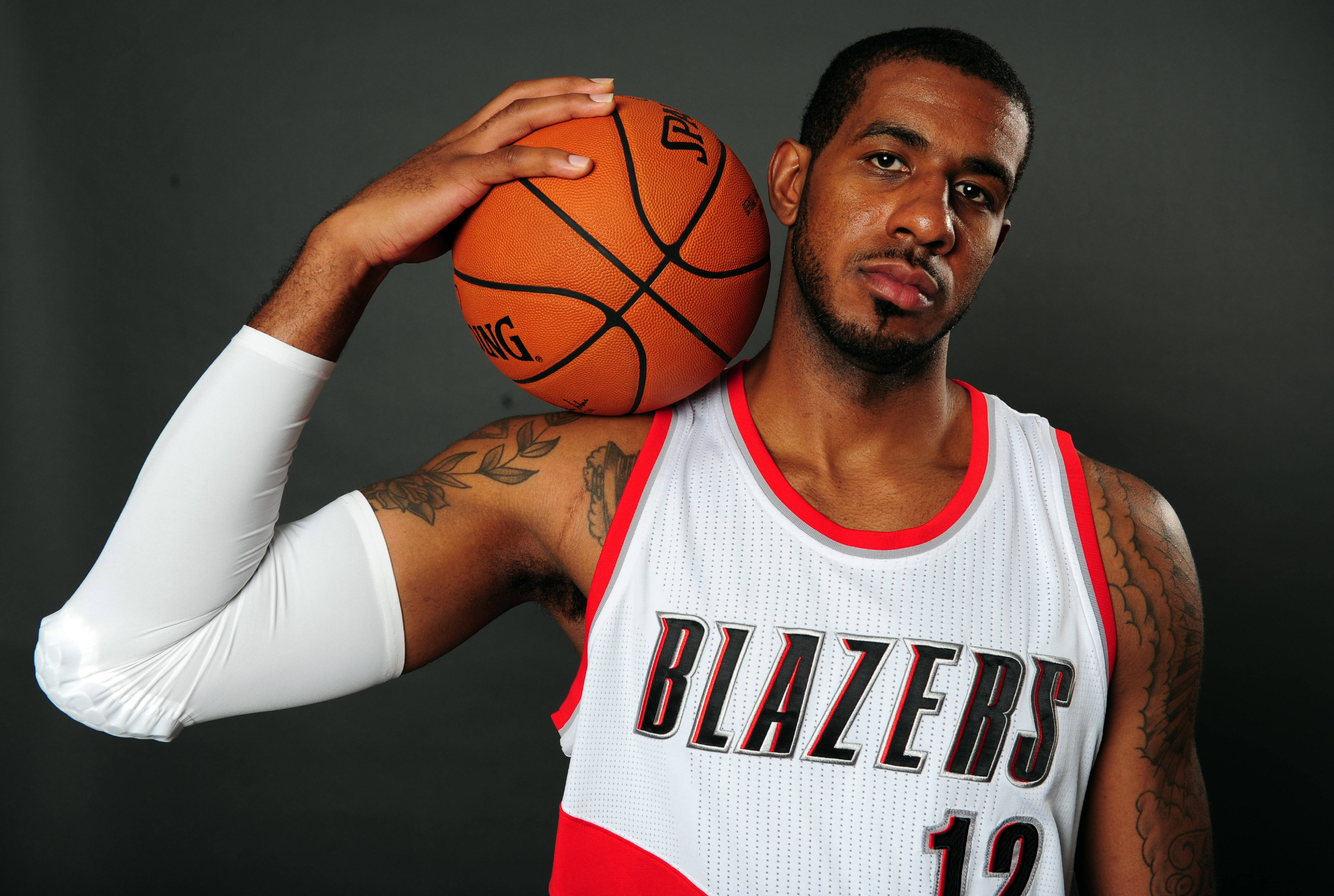 Lamarcus Aldridge 桌布 壁紙 — 一位身穿 Blazers 球衣的籃球運動員將球靠在肩上，手臂上的刺青清晰可見。