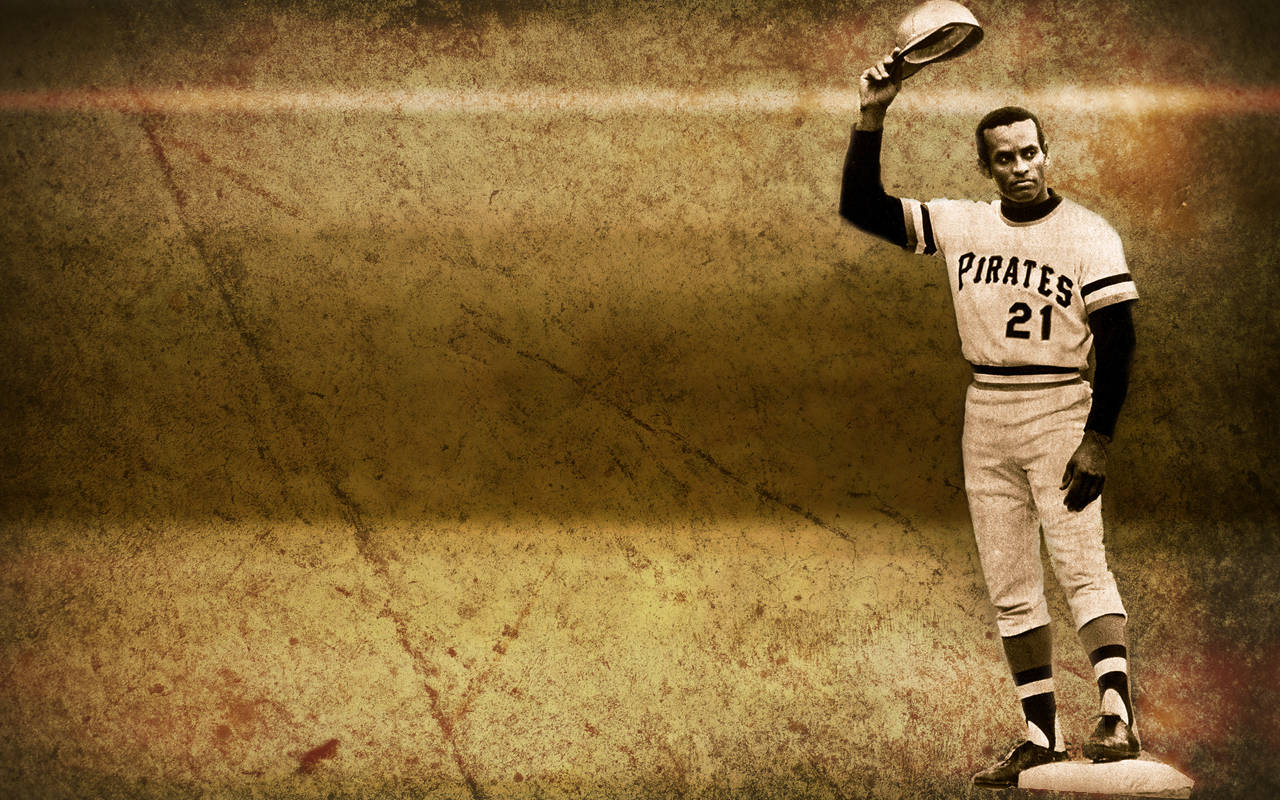 Roberto 桌布 壁紙 — 一位身穿 Pirates 球衣的復古棒球選手，在帶有紋理的懷舊褐色背景前舉起帽子。