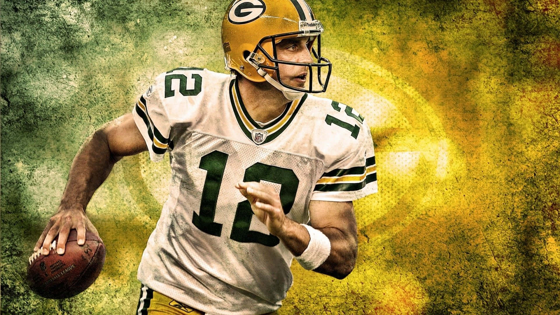 Aaron Rodgers 桌布 壁紙 — 一位身穿12號球衣的綠灣包裝工美式足球員，在帶有紋理的綠色和黃色背景上持球奔跑。