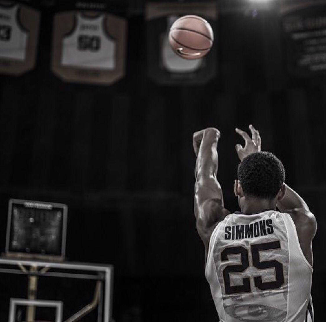 Ben Simmons 桌布 壁紙 — 一位身穿25號球衣的籃球運動員在昏暗的體育館中，在戲劇性的聚光燈下向籃框投籃。