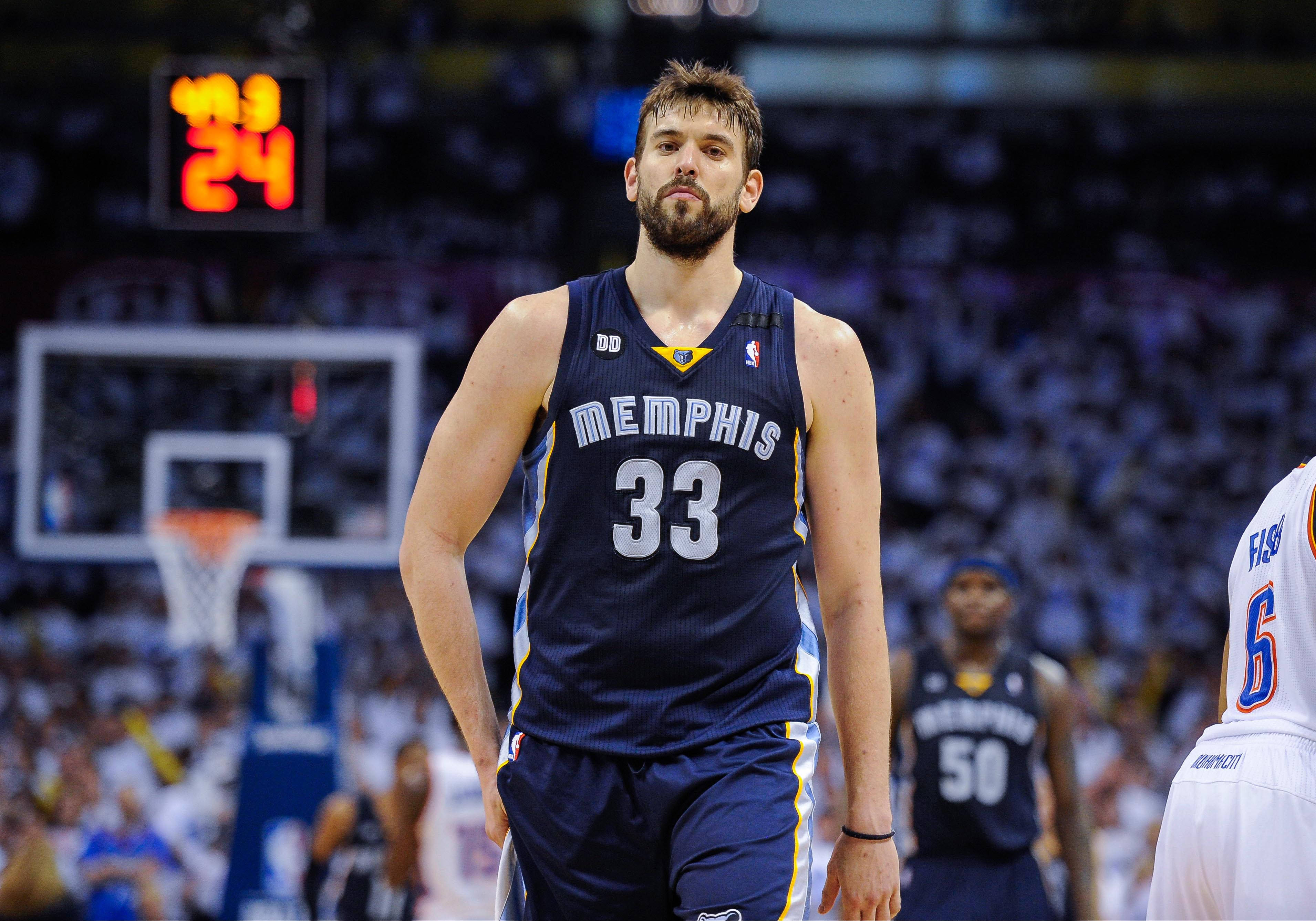 Marc Gasol 桌布 壁紙 — 一位身穿33號球衣的曼菲斯灰熊籃球運動員在比賽期間，於場館燈光下帶著專注的表情站在球場上。