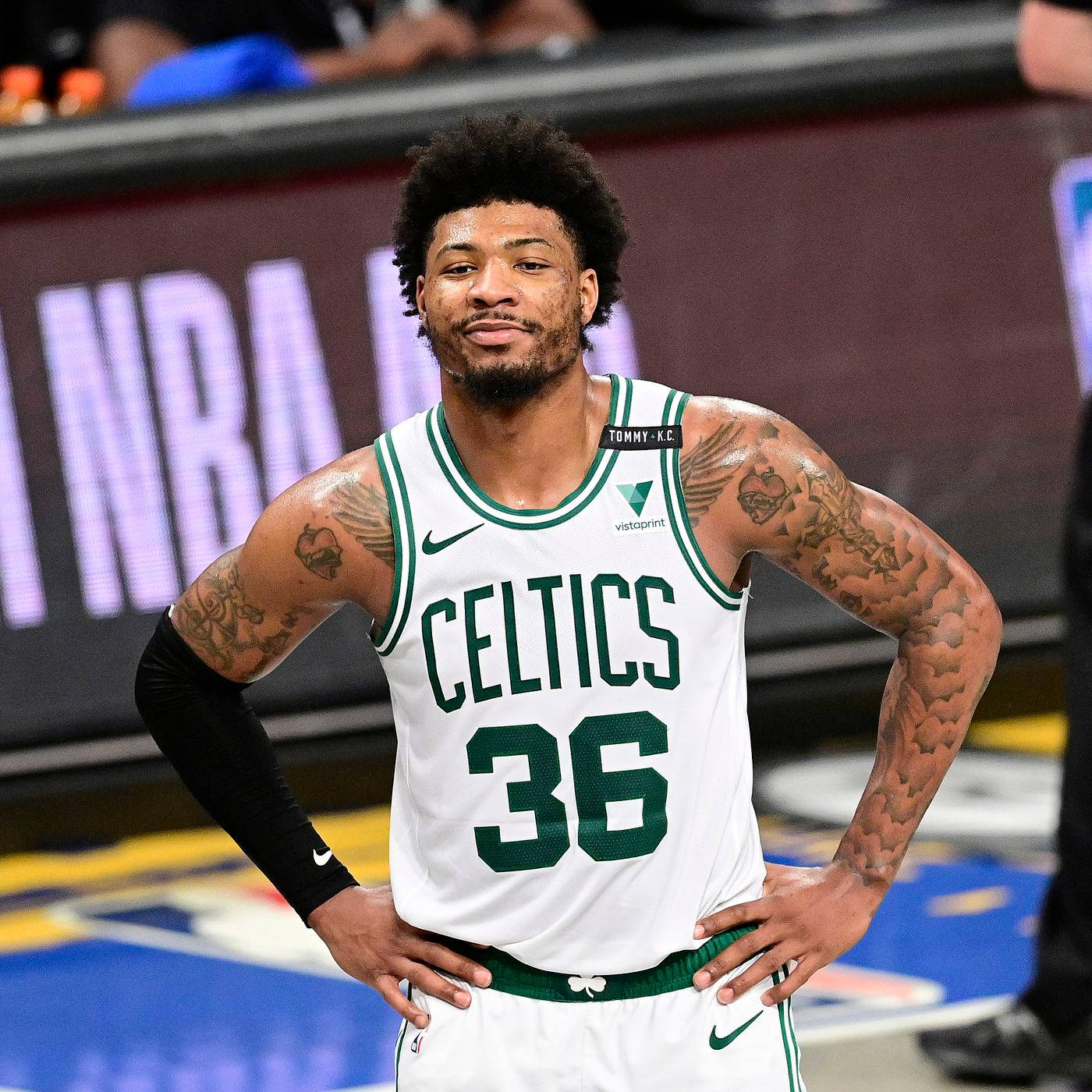 Marcus 桌布 壁紙 — 一位身穿36號球衣的波士頓塞爾提克籃球運動員，在場館燈光下的球場上自信地雙手叉腰站立。